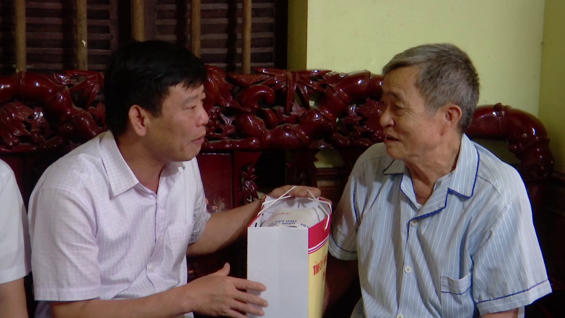 ngo_tan_phuong_tang_qua_tai_que_vo(2)