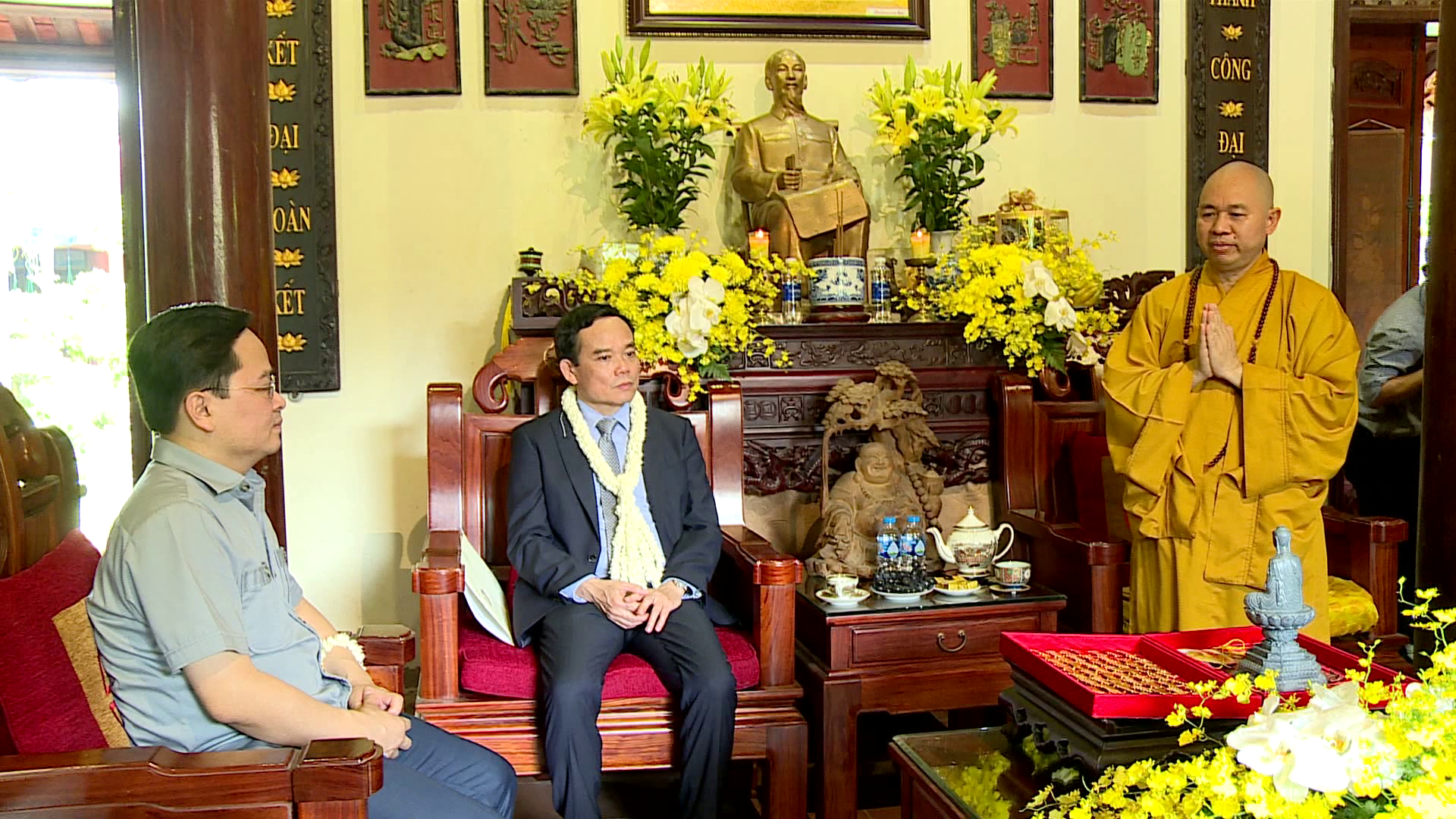 Pho_thu_tuong_tran_luu_quang_chuc_mung_dai_le_phat_dan_tai_bac_ninh(8)