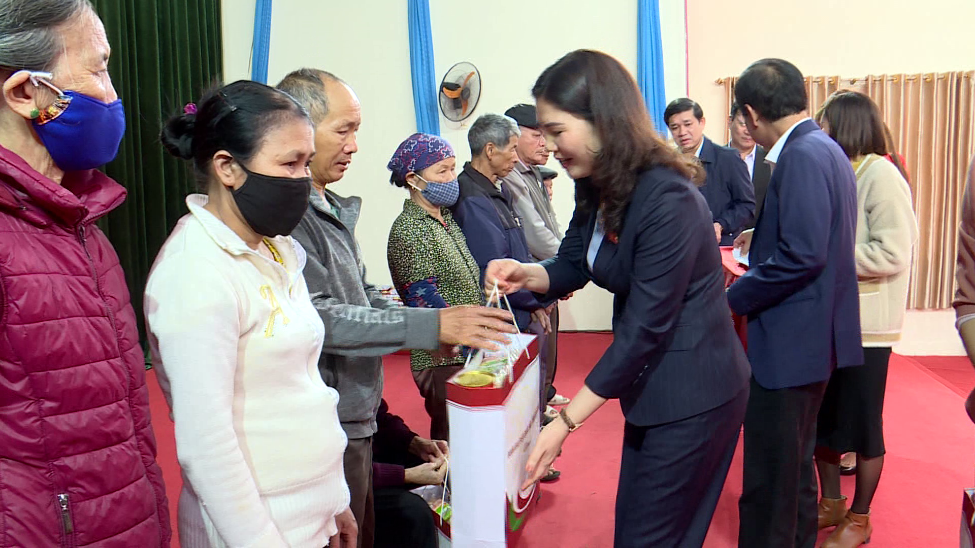 doan_DBQH_tang_qua_tet_cho_cac_ho_ngheo_tai_huyen_luong_tai(1)