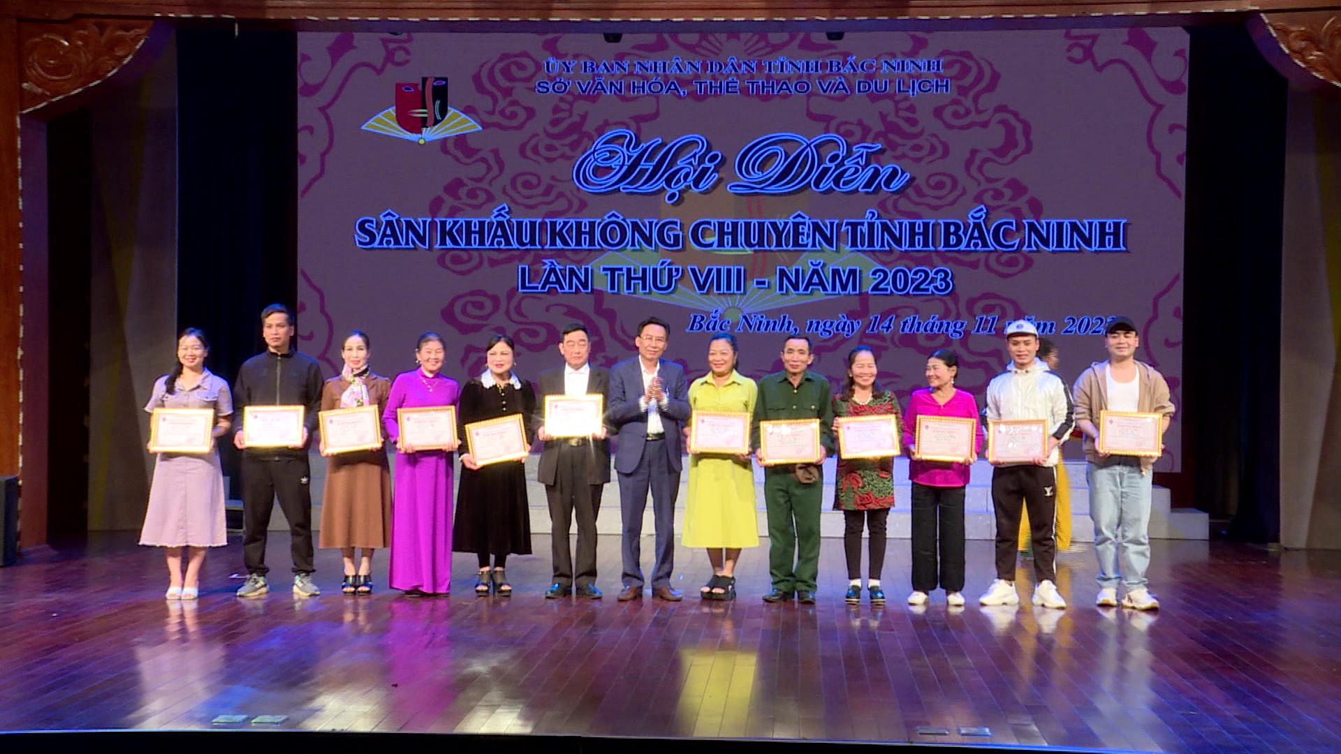 be_mac_hoi_dien_san_khau_khong_chuyen_ok(1)