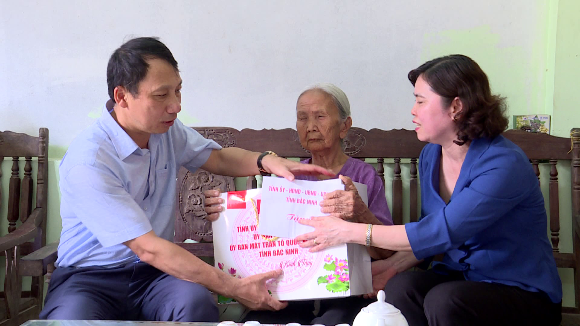 PHO_CT_TT_HDND_TINH_TANG_QUA_27_7_TAI_TIEN_DU(2)