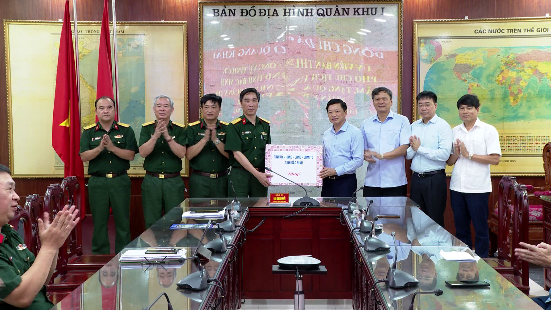 lanh_dao_tinh_tham_tang_qua_gia_dinh_chinh_sach_nguoi_co_cong_tai_TP_Bac_Ninh(1)