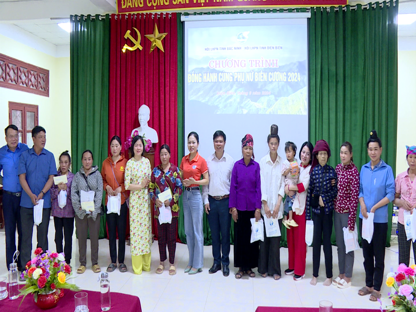 Tang_qua_tai_Dien_Bien(3)