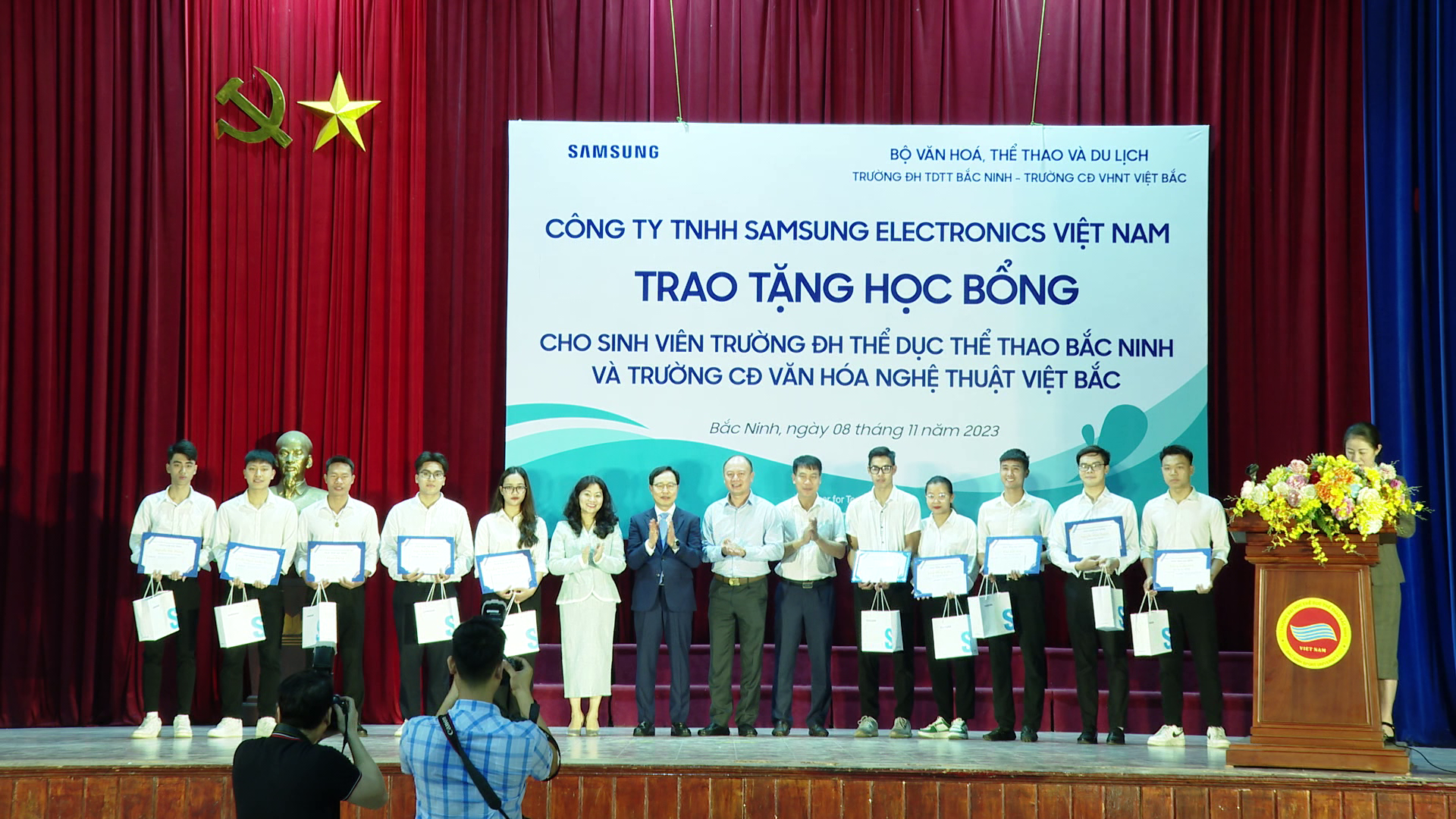 Samsung_Trao_hoc_bong(1).png