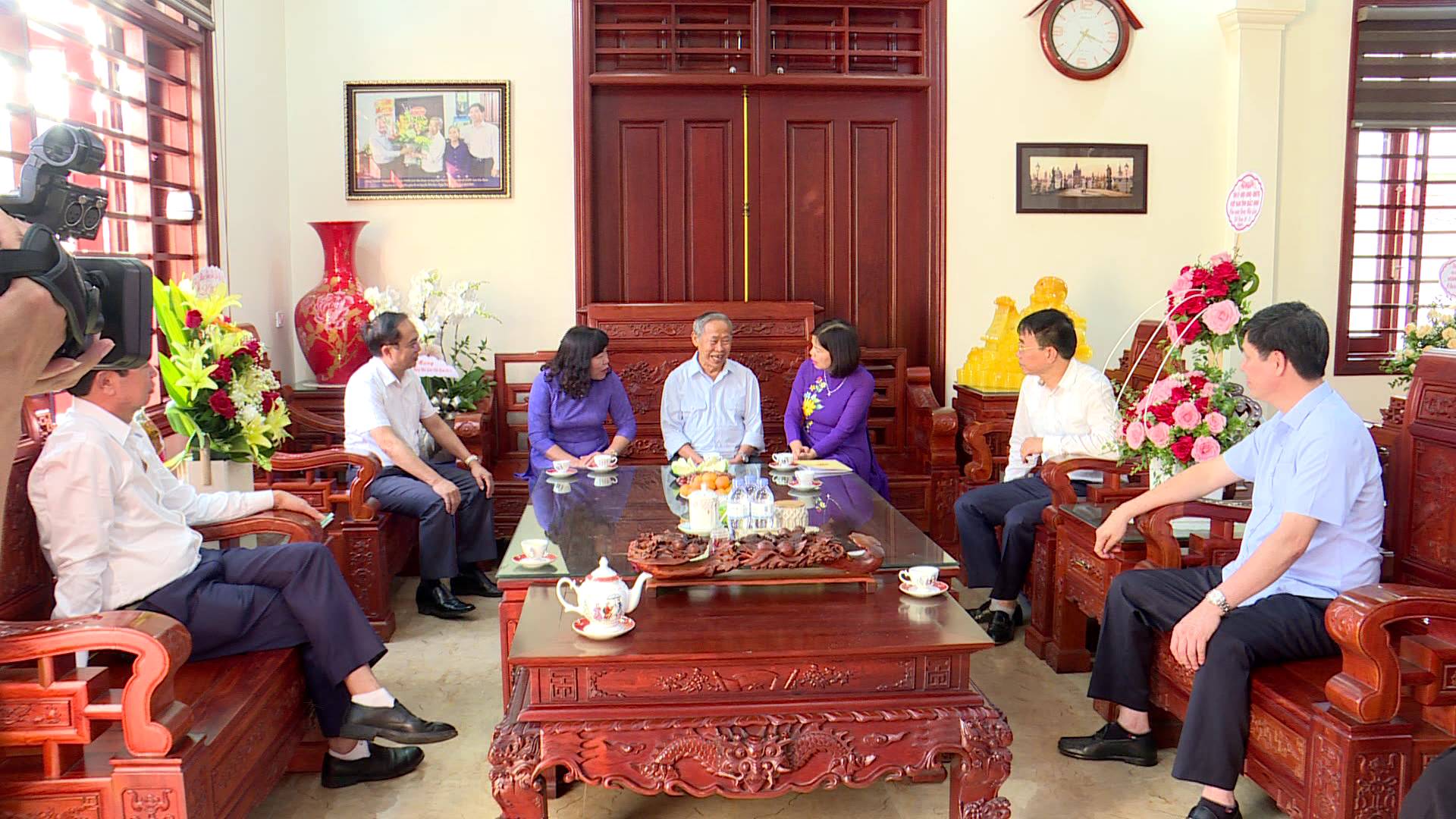 chu_tich_ubnd_tinh_chuc_mung_20.11_tai_luong_tai(9)
