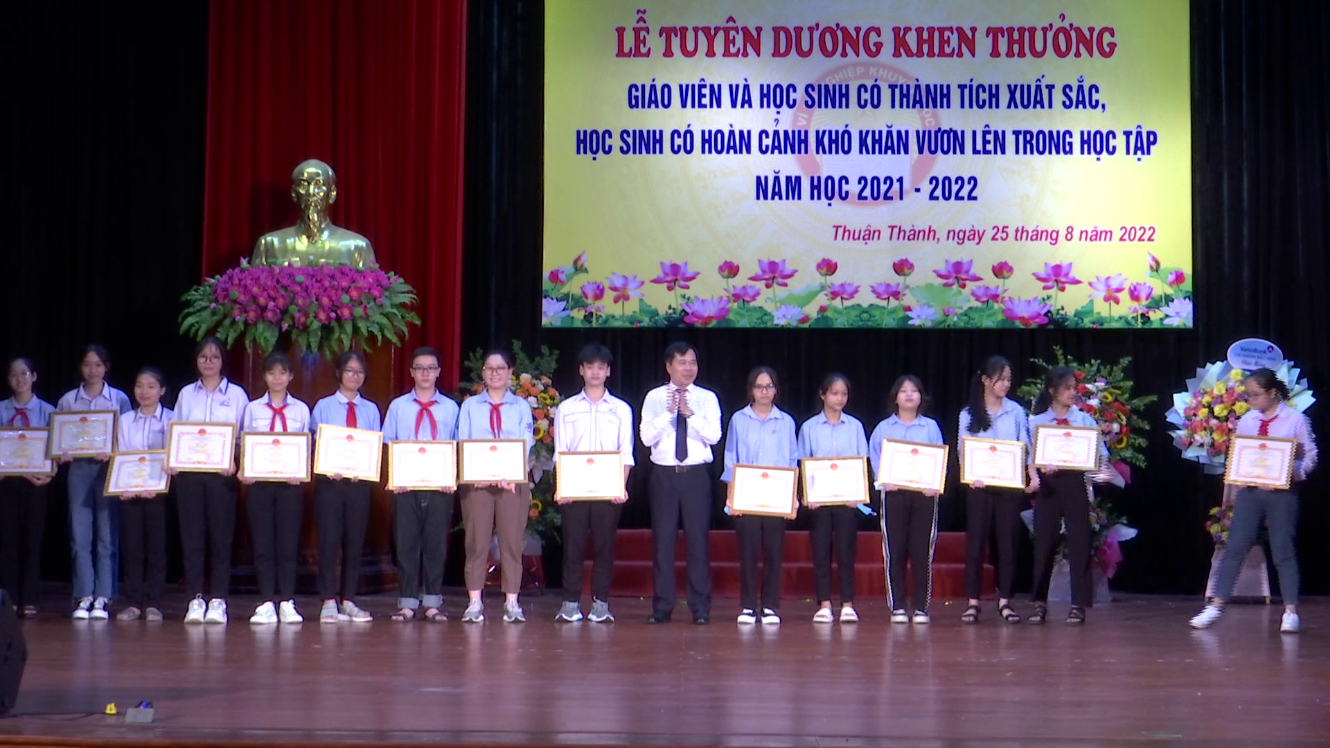 THUAN_THANH_KHEN_THUONG_GIAO_VIEN_HOC_SINH(1)