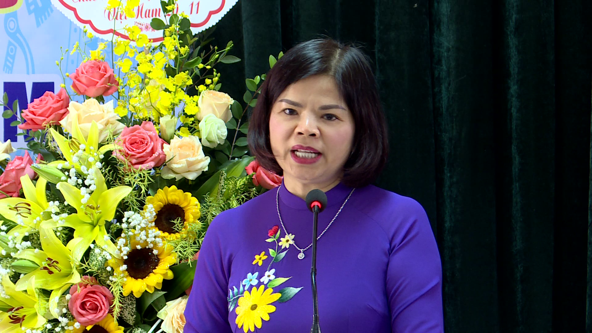 chu_tich_ubnd_tinh_chuc_mung_20.11_tai_luong_tai(7)