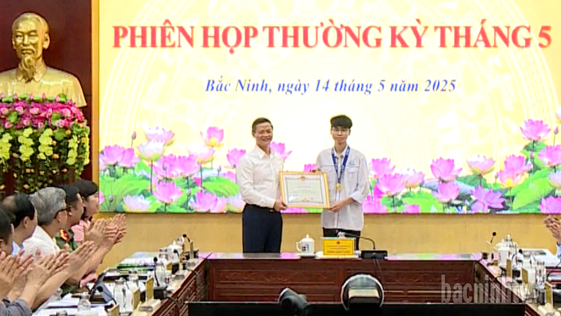 chu_tich_khen_hs