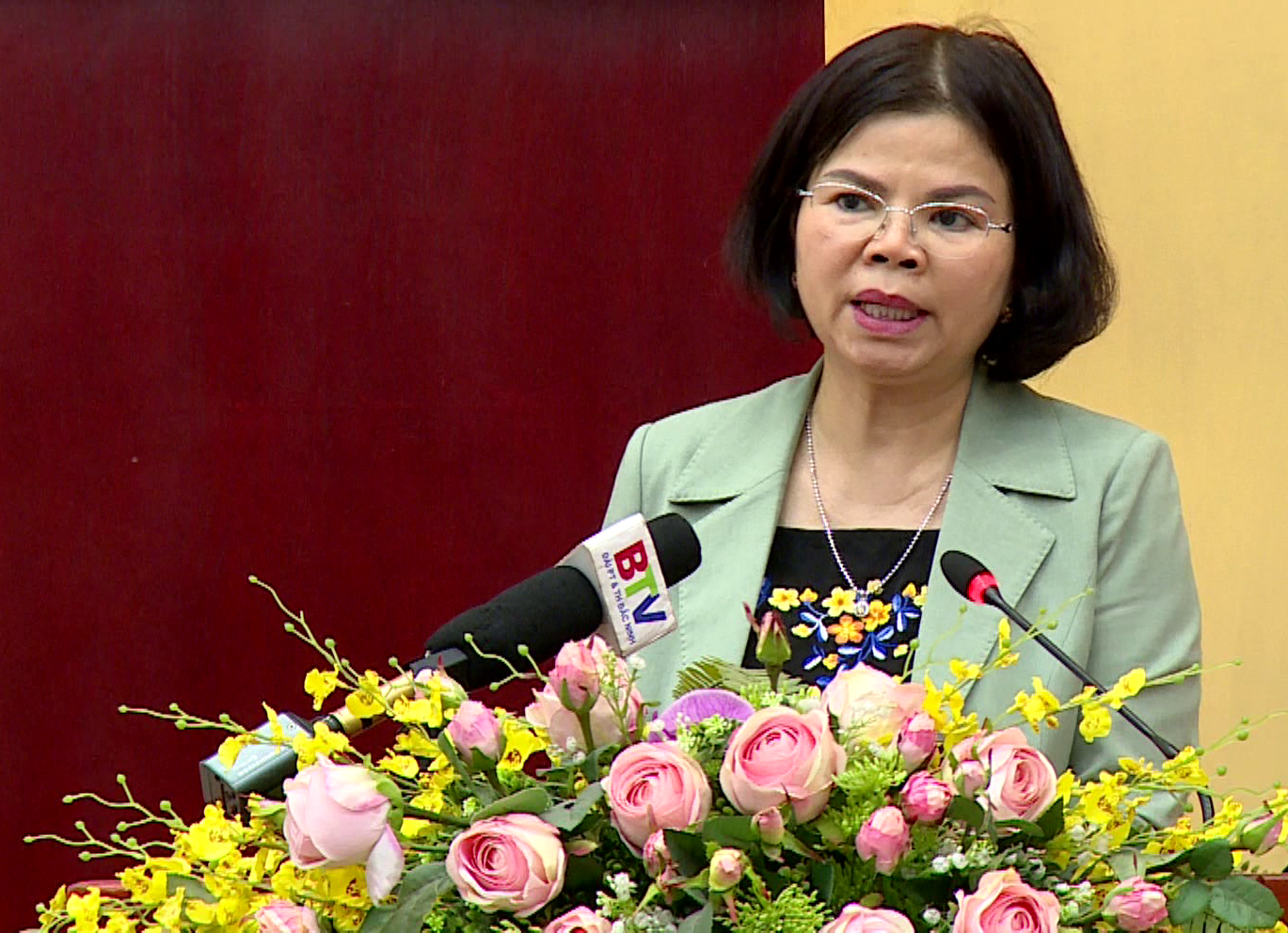 Hop_UBND_tinh_thuong_ky_thang_4(2)