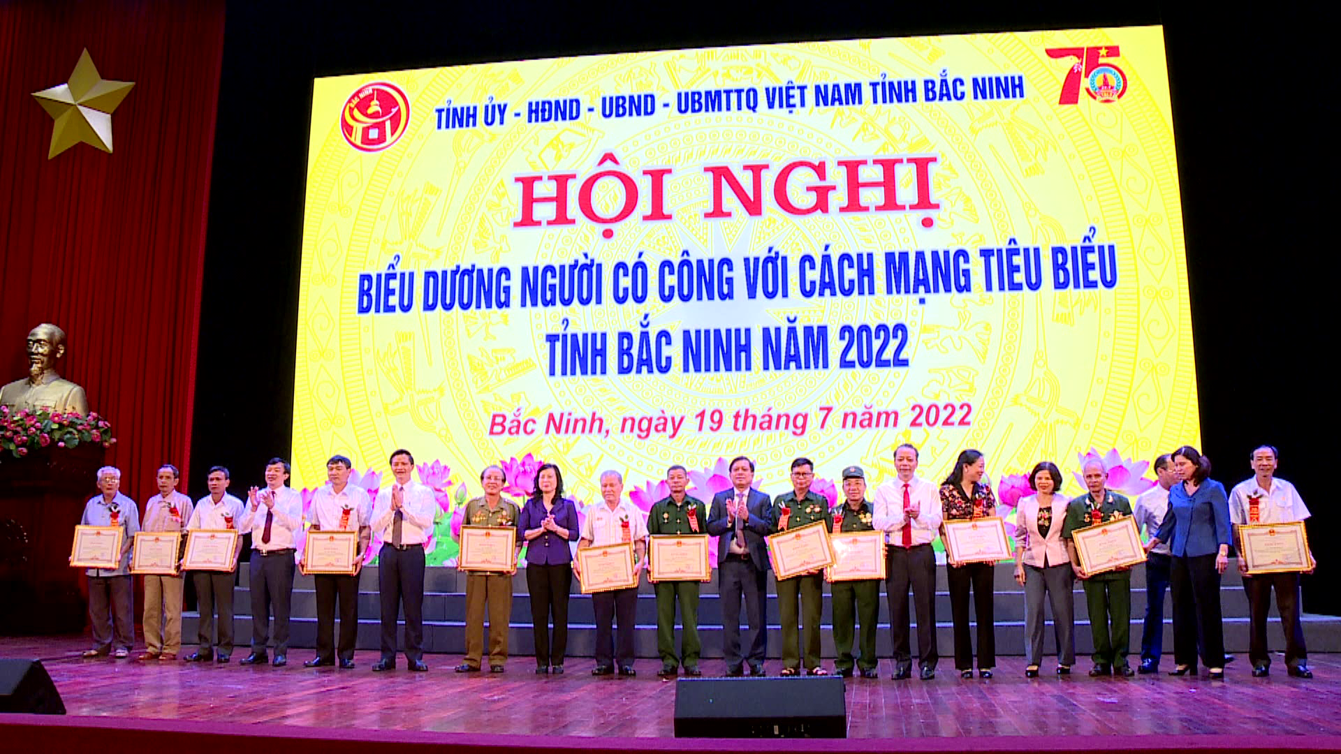BN_bieu_duong_nguoi_co_cong_voi_cach_mang_tieu_bieu_nam_2022(2)