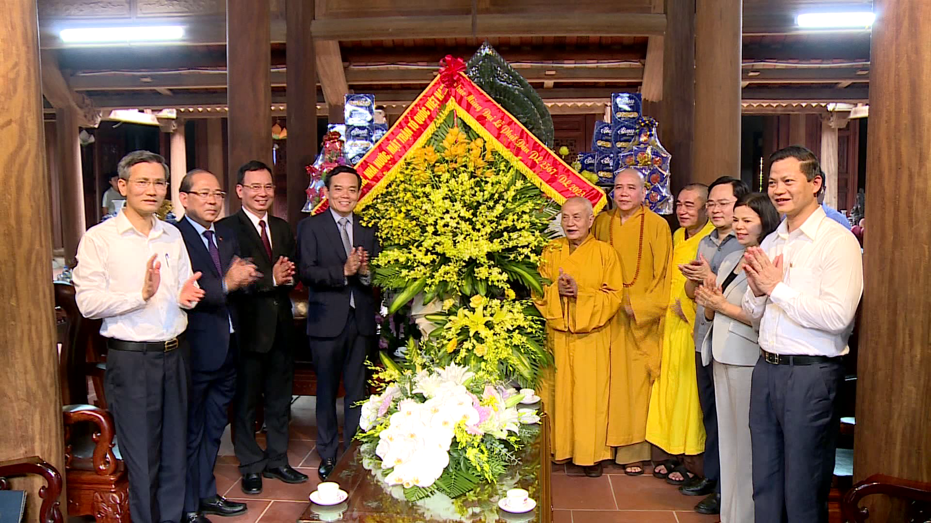 Pho_thu_tuong_tran_luu_quang_chuc_mung_dai_le_phat_dan_tai_bac_ninh(2)