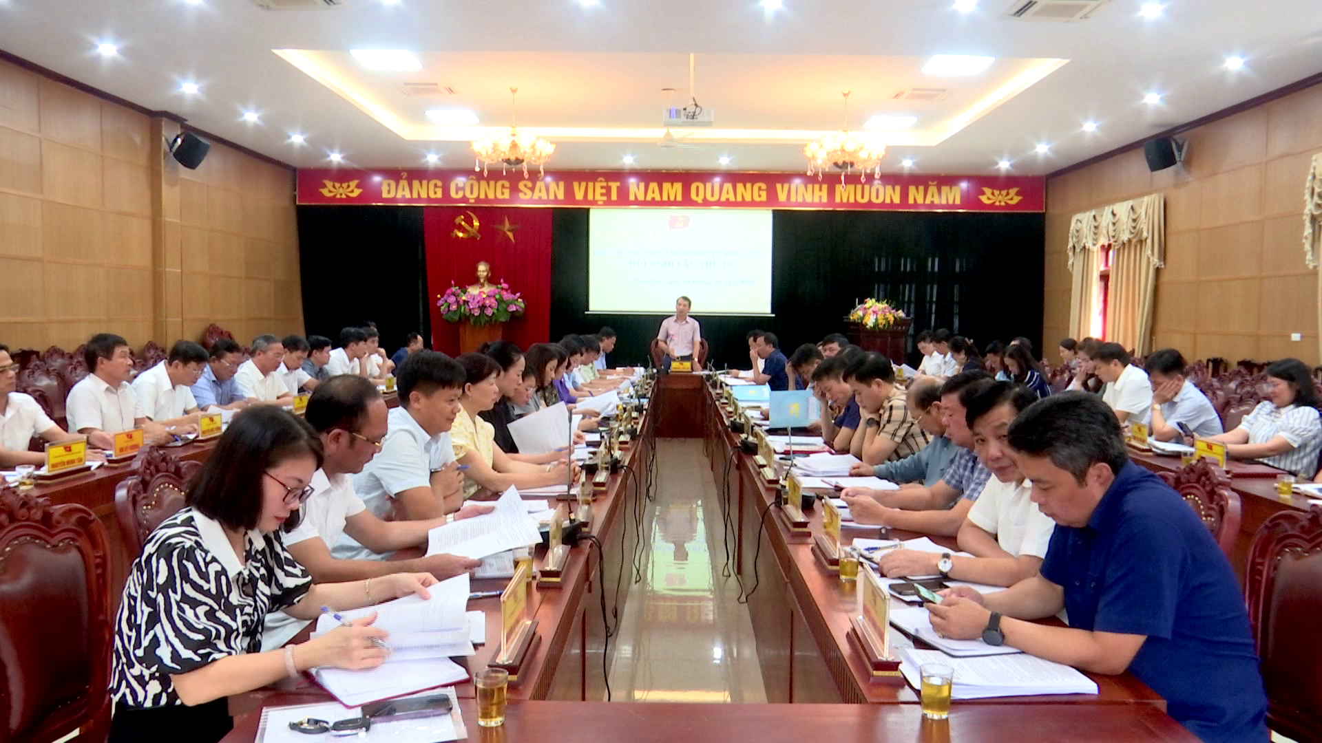 HOI_NGHI_BCH_DANG_BO_HUYEN_T.DU(1)
