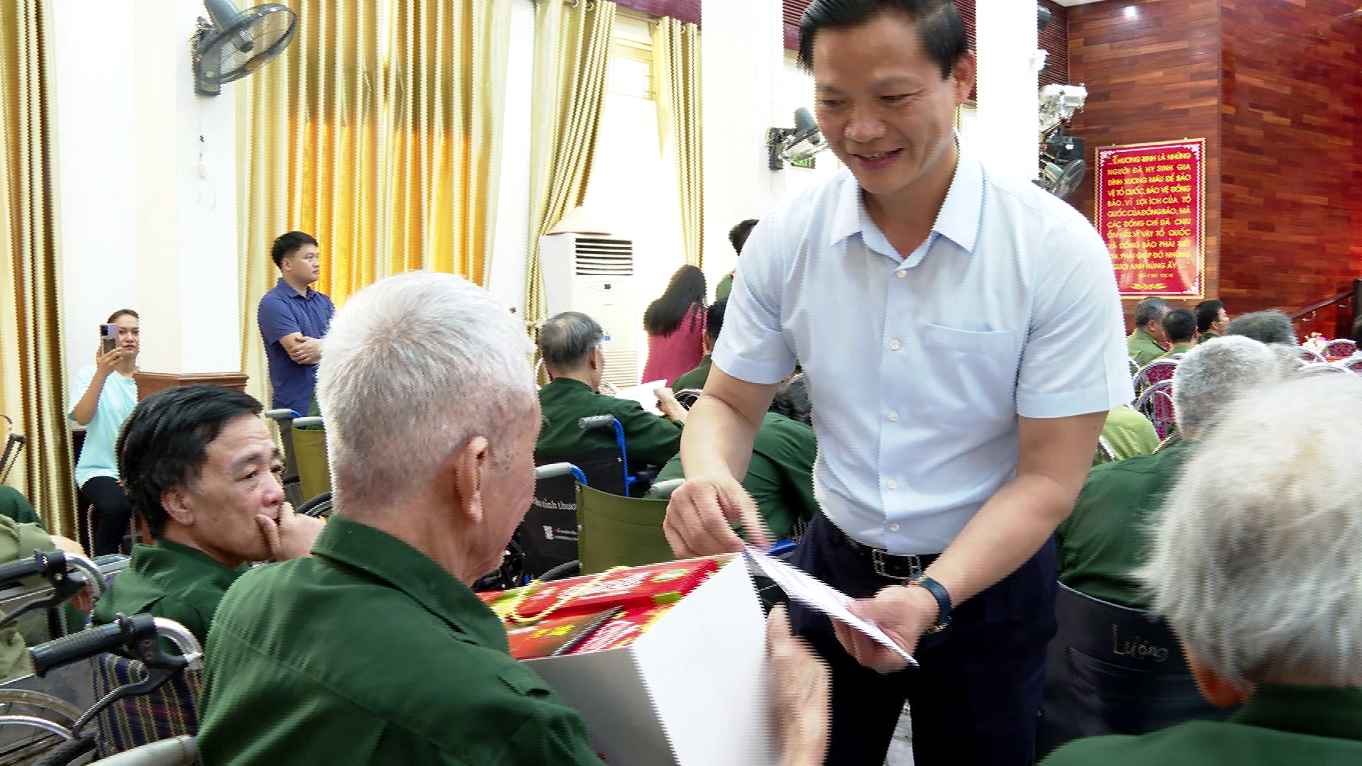 Bo_truong_to_lam_tang_qua_TTTB_Thuan_Thanh_27_7_2023(9)