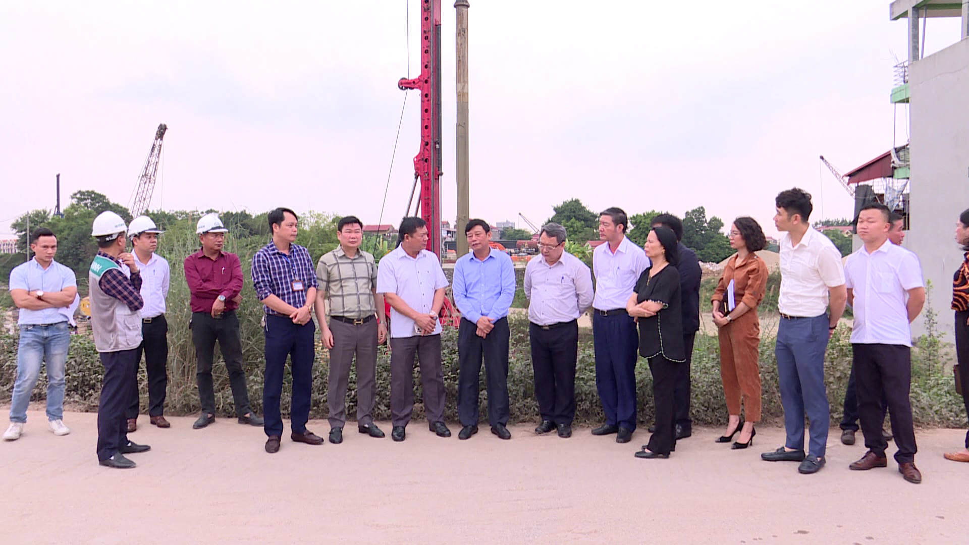 LANH_DAO_TINH_KIEM_TRA_TIEN_DO_MAT_BANG_XAY_DUNG_CAU_VUOT_SONG_NGU_HUYEN_KHE(1)