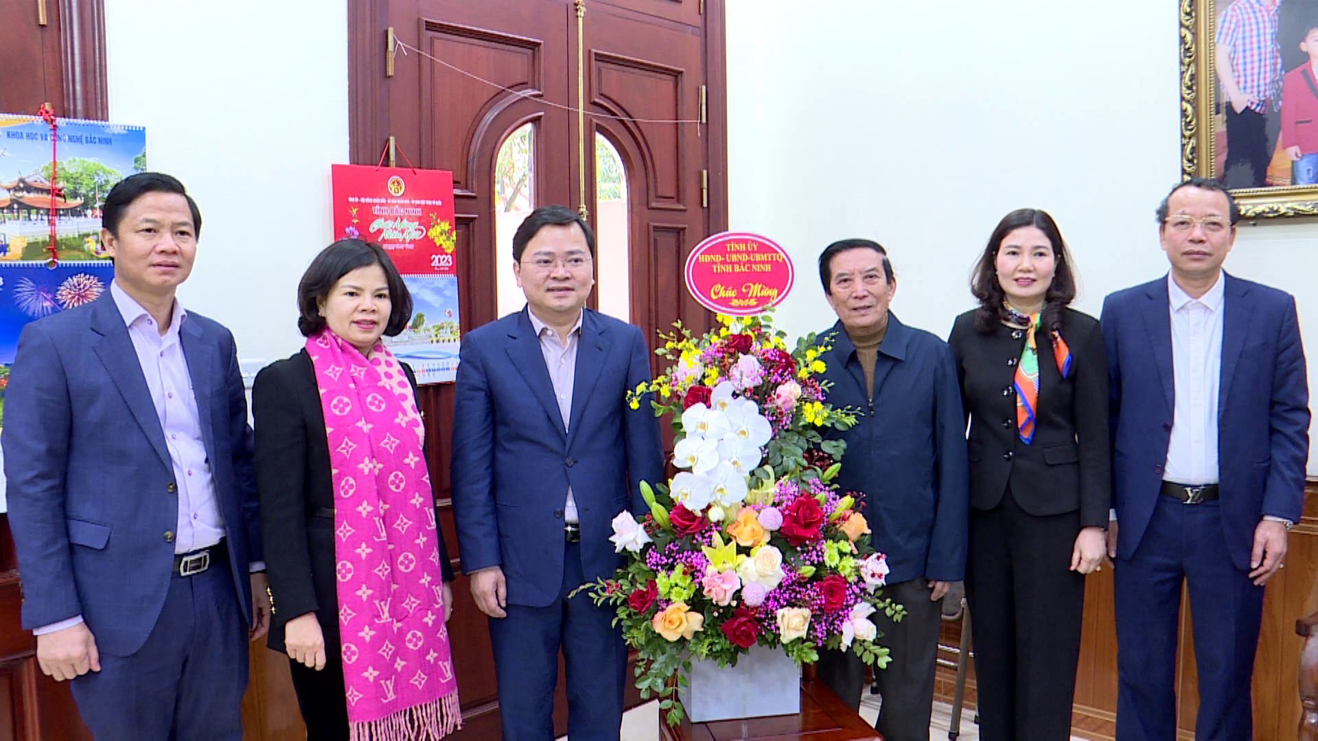 TT_Tinh_uy_chuc_tet_cac_Dc_nguyen_lanh_dao(4)