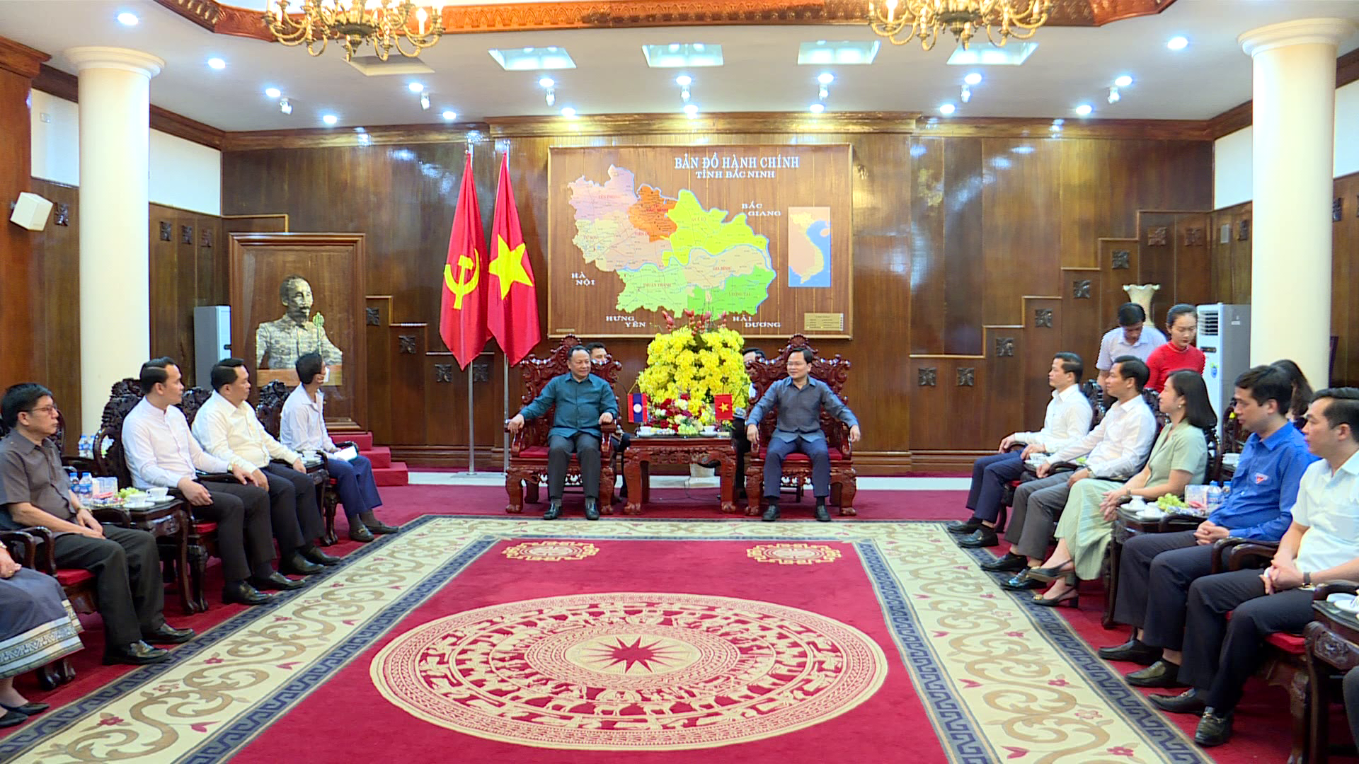 Bi_thu_tinh_uy_tiep_doan_Thanh_nien_nhan_dan_Cach_Mang_Lao(2)