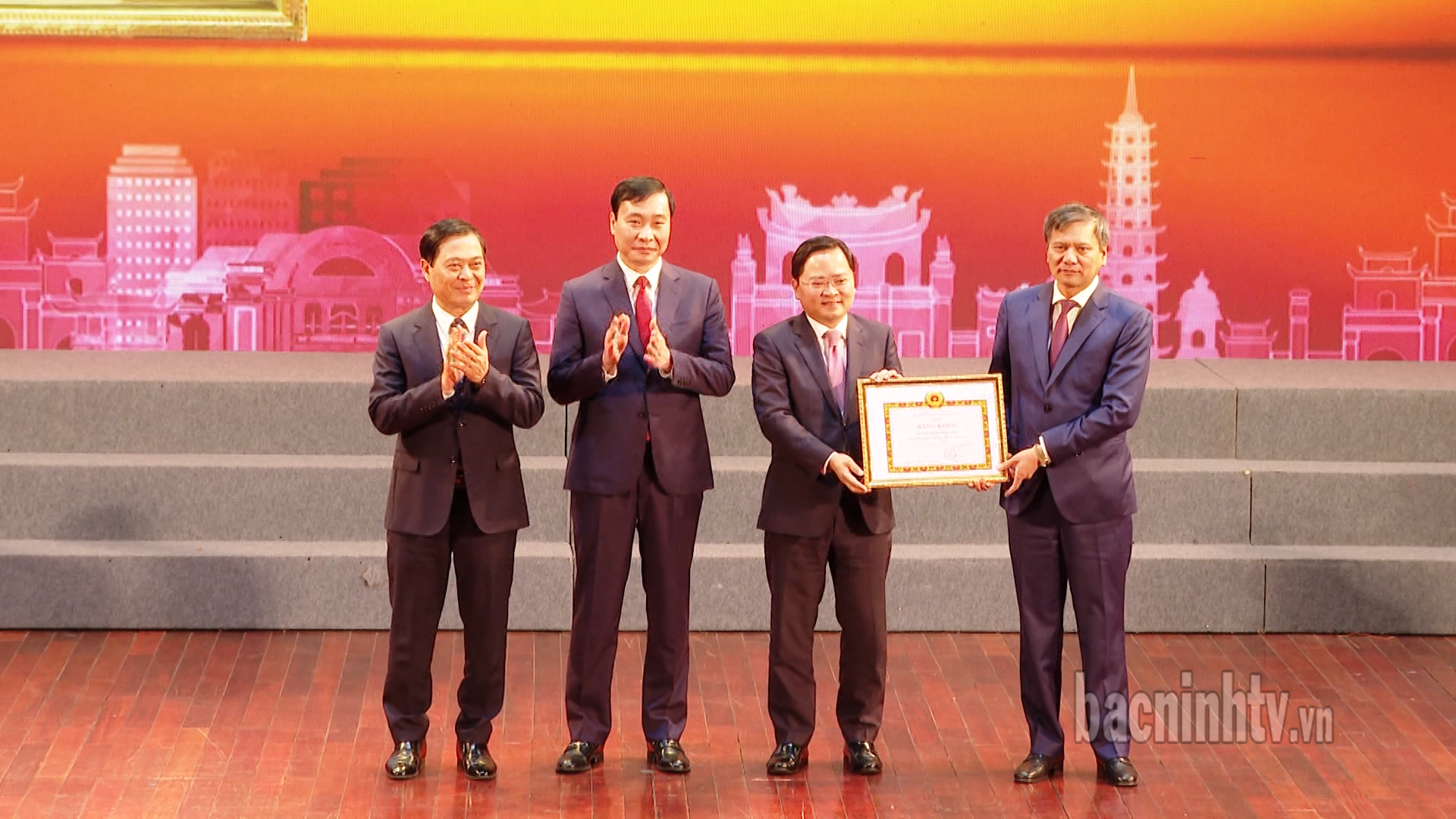 bi_thu_trao_BK_cua_BTV_tinh_uy_cho_dang_bo_dphuong