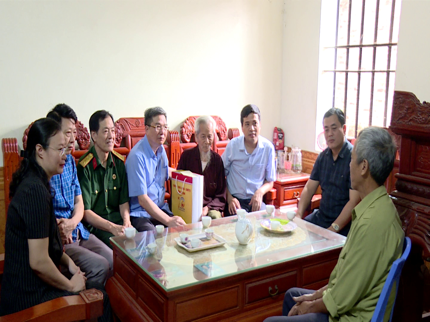 Truong_Ban_dan_van_tang_qua_cac_chien_si_Dien_Bien(4)