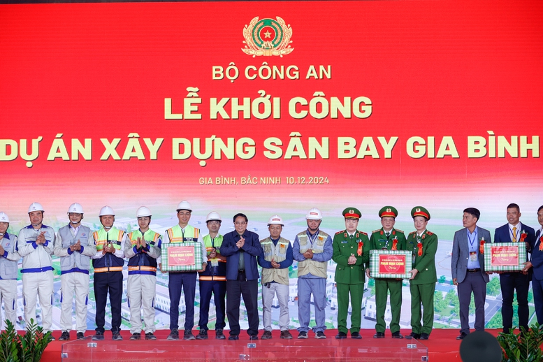 thu_tuong_tang_qua_dong_vien_luc_luong_thi_cong_san_bay