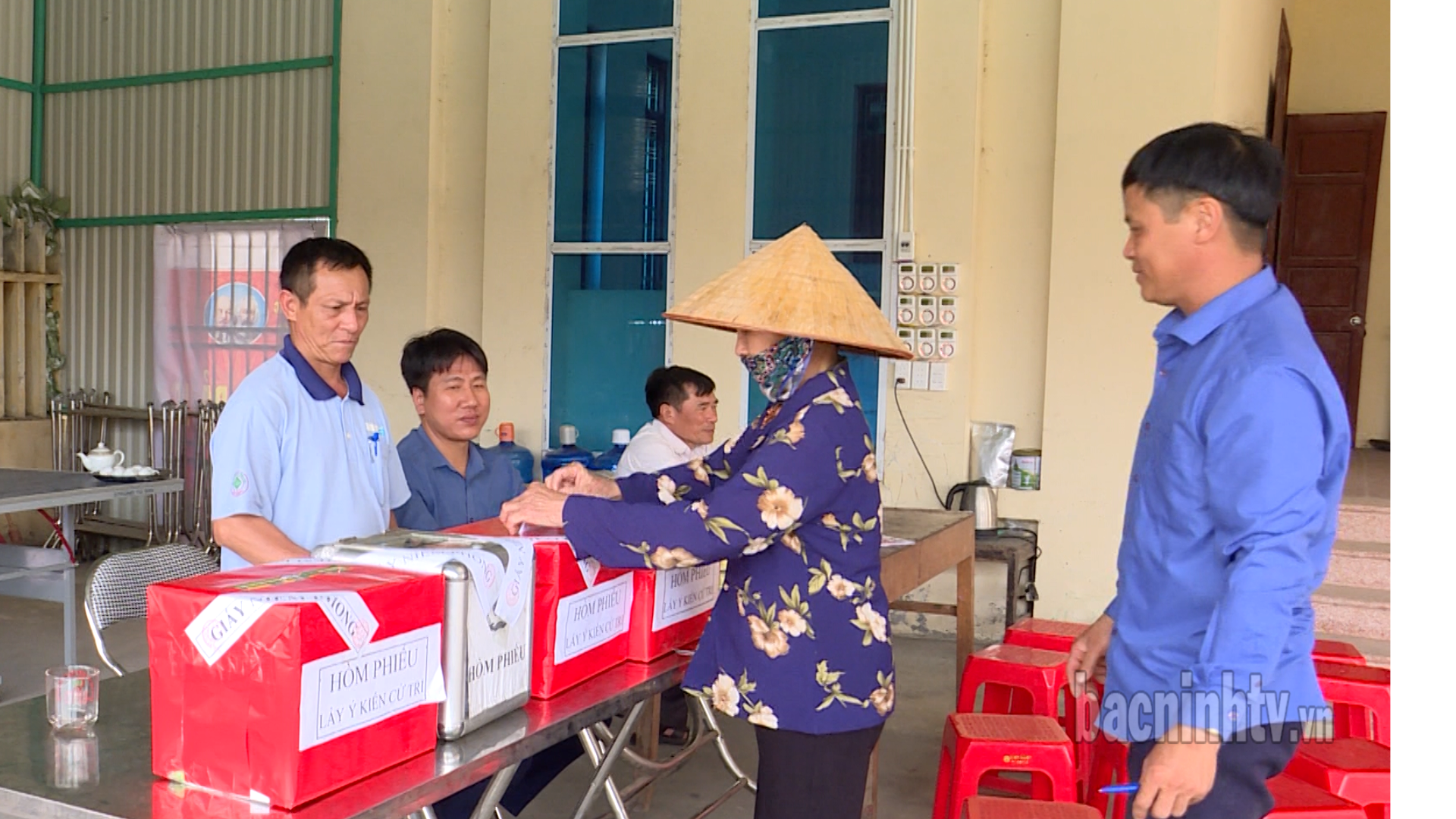 nguoi_dan_bo_phieu_tai_nha_van_hoa