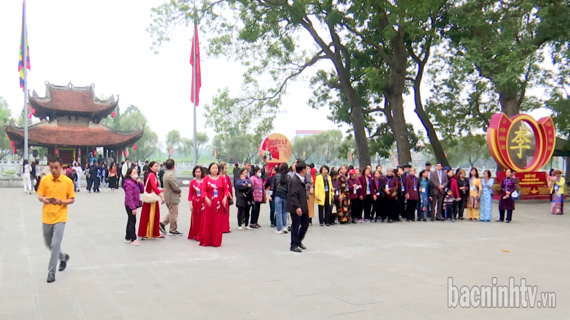 du_khach_tham_quan_den_Do