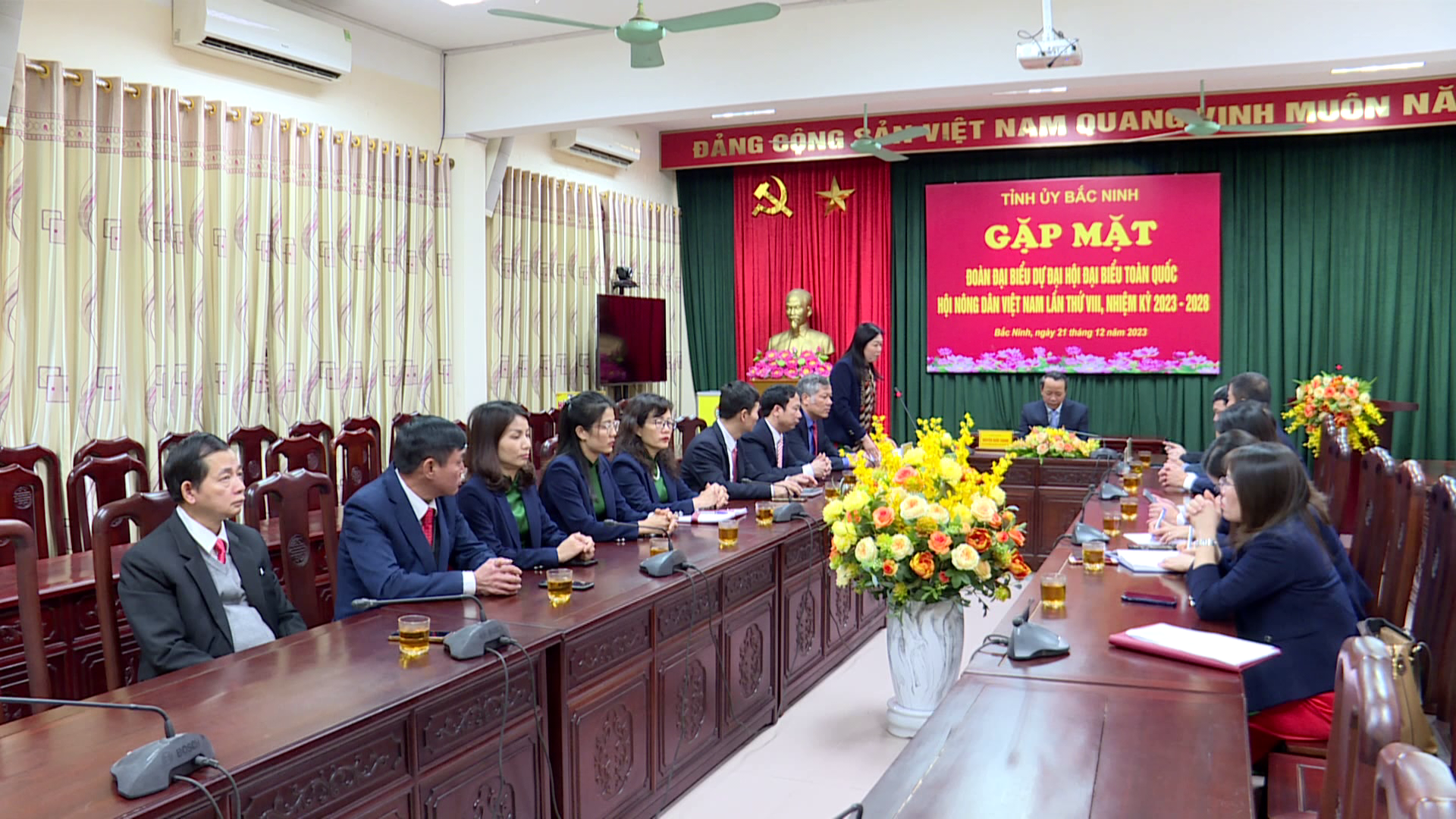 GAP_MAT_DOAN_DAI_BIEU_DU_DHDB_HOI_NONG_DAN_VN_LAN_THU_VIII(1).png