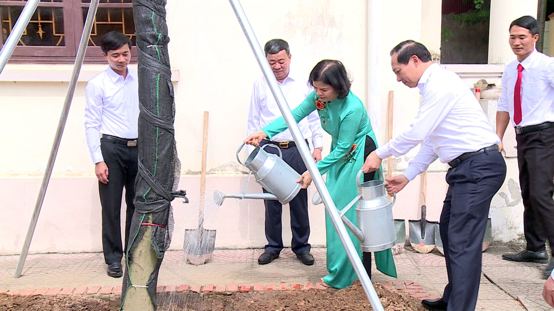 Chu_tich_du_khai_giang_tai_truong_THPT_que_vo_2(7)_(1)