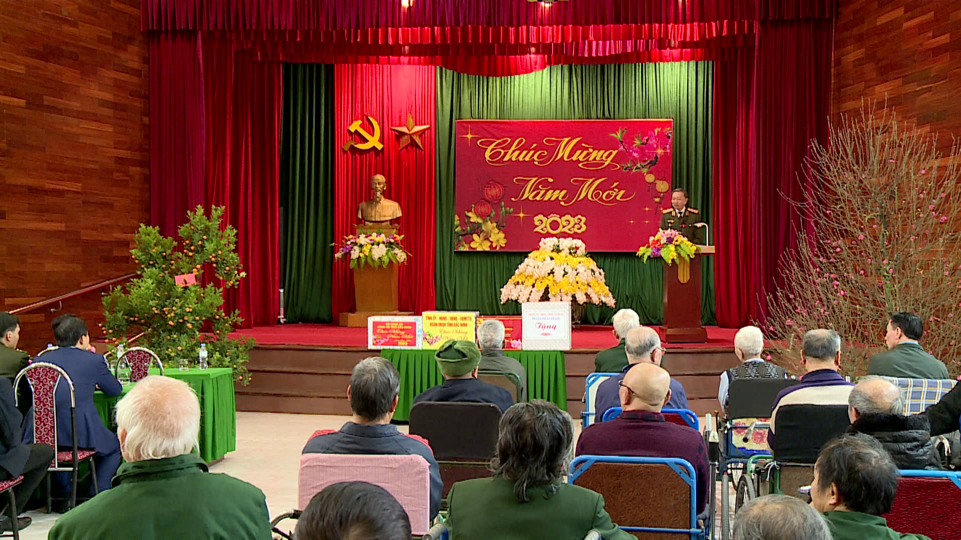 Bo_truong_tang_qua_trung_tam_TB_nang_thuan_thanh_va_cong_an_tinh(2)