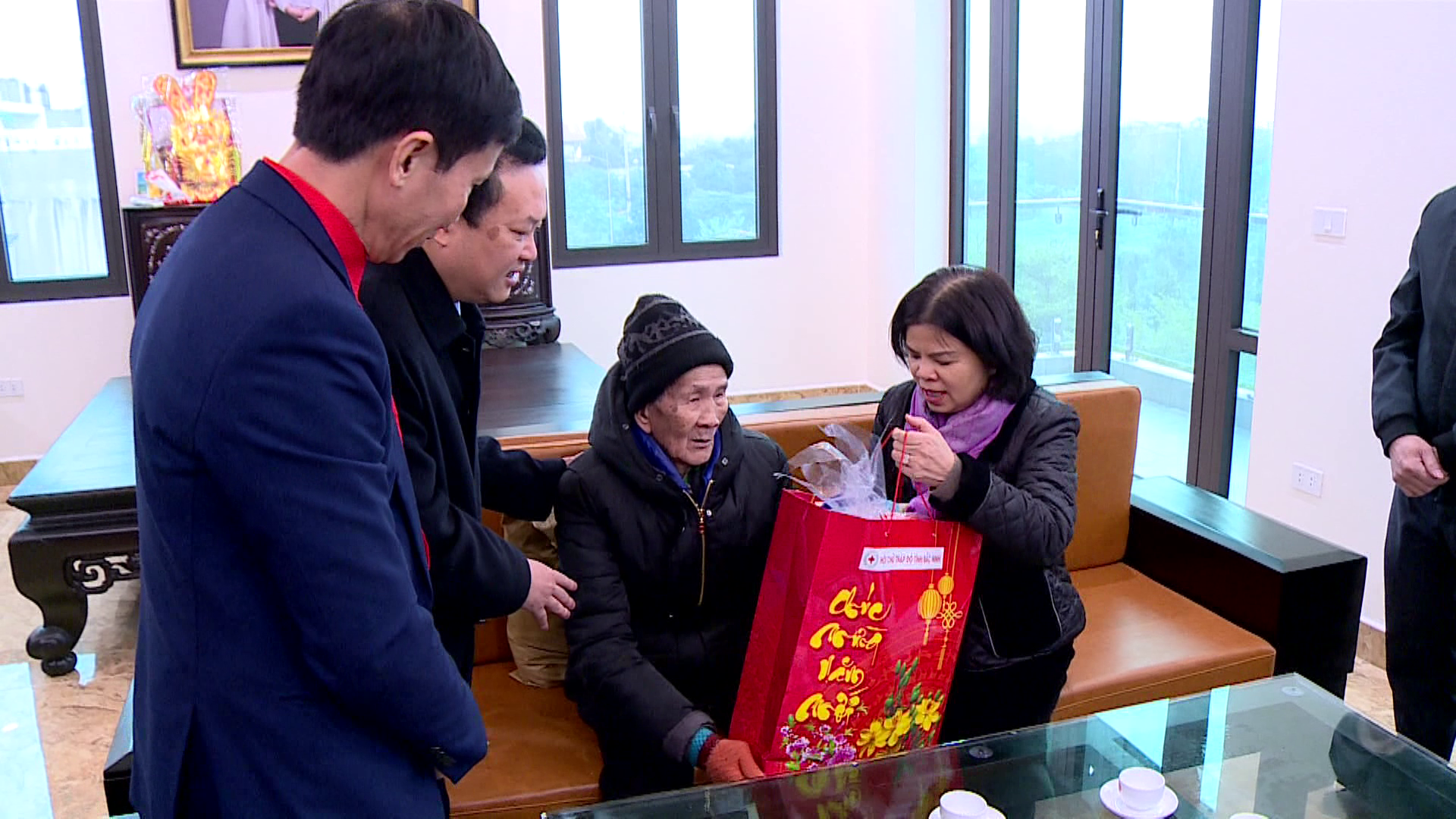 Chu_tich_tang_qua_xa_noi_due(1)