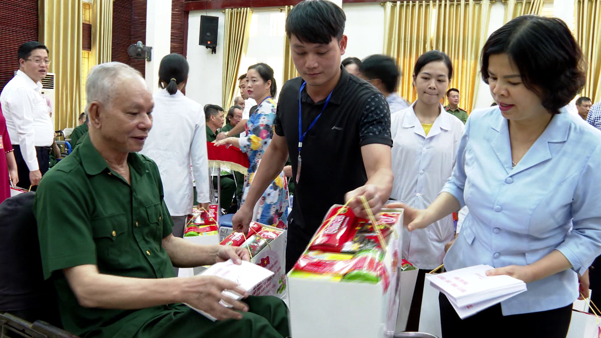 Bo_truong_to_lam_tang_qua_TTTB_Thuan_Thanh_27_7_2023(7)