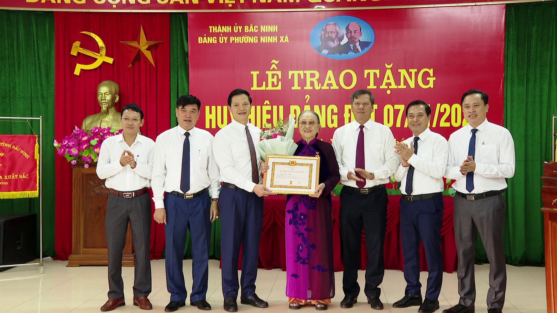 PCT_VQ_Tuan_trao_huy_hieu_Dang(1).png