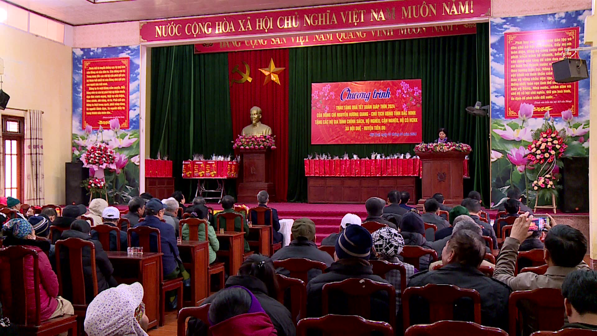 Chu_tich_tang_qua_xa_noi_due(4)