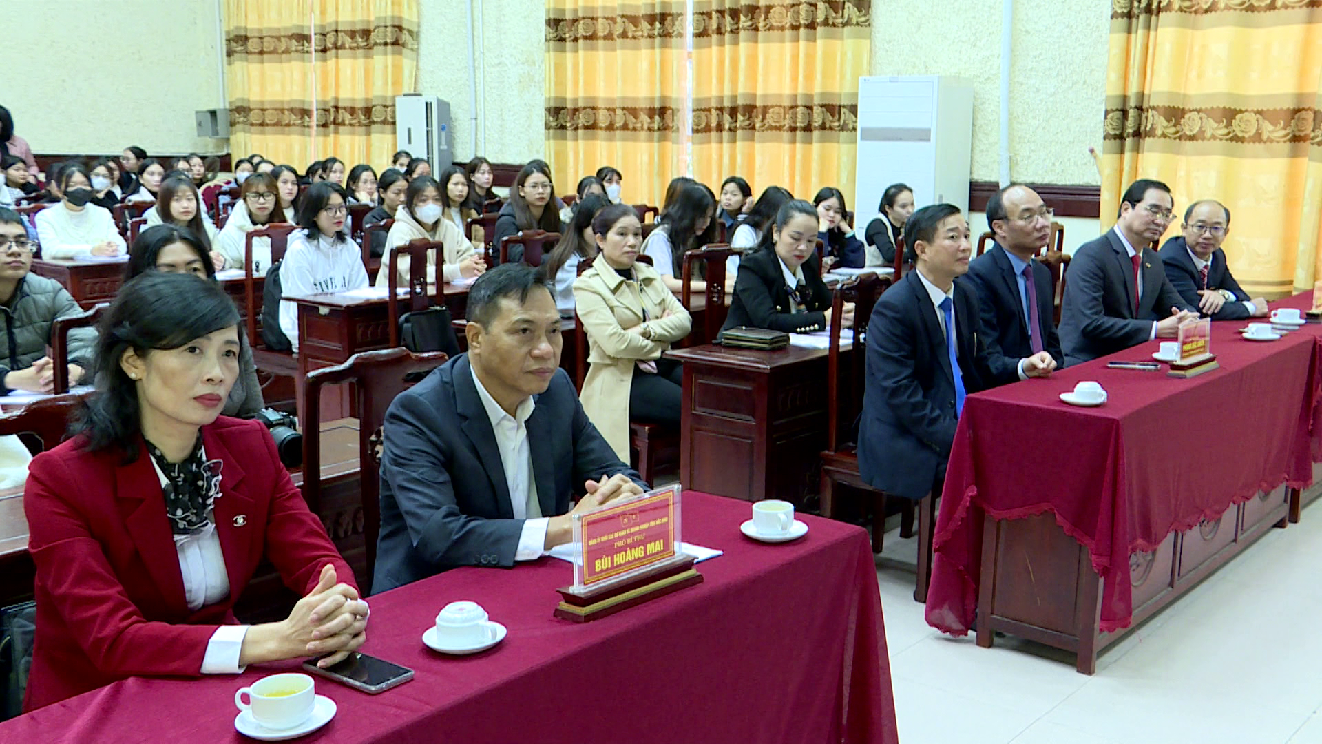 Tin_Truong_Ban_To_chuc_du_lop_nhan_thuc_ve_dang_cho_sinh_vien(2)