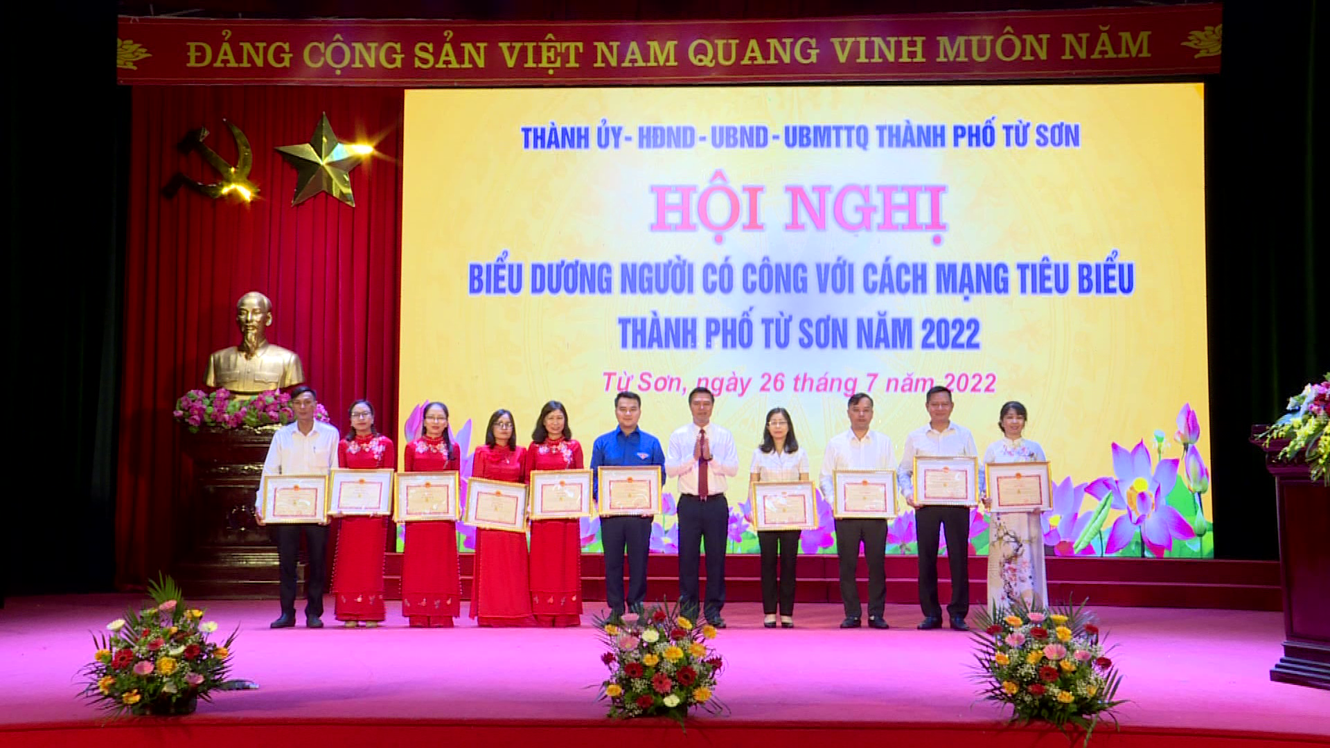 Tu_son_gap_mat_bieu_duong_nguoi_co_cong_voi_Cach_Mang(1)