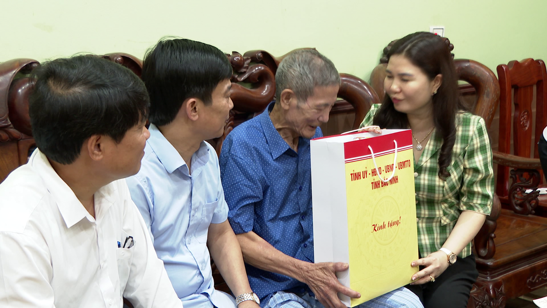 Tin_Dc_Tran_Thi_Van_Tang_qua(3)