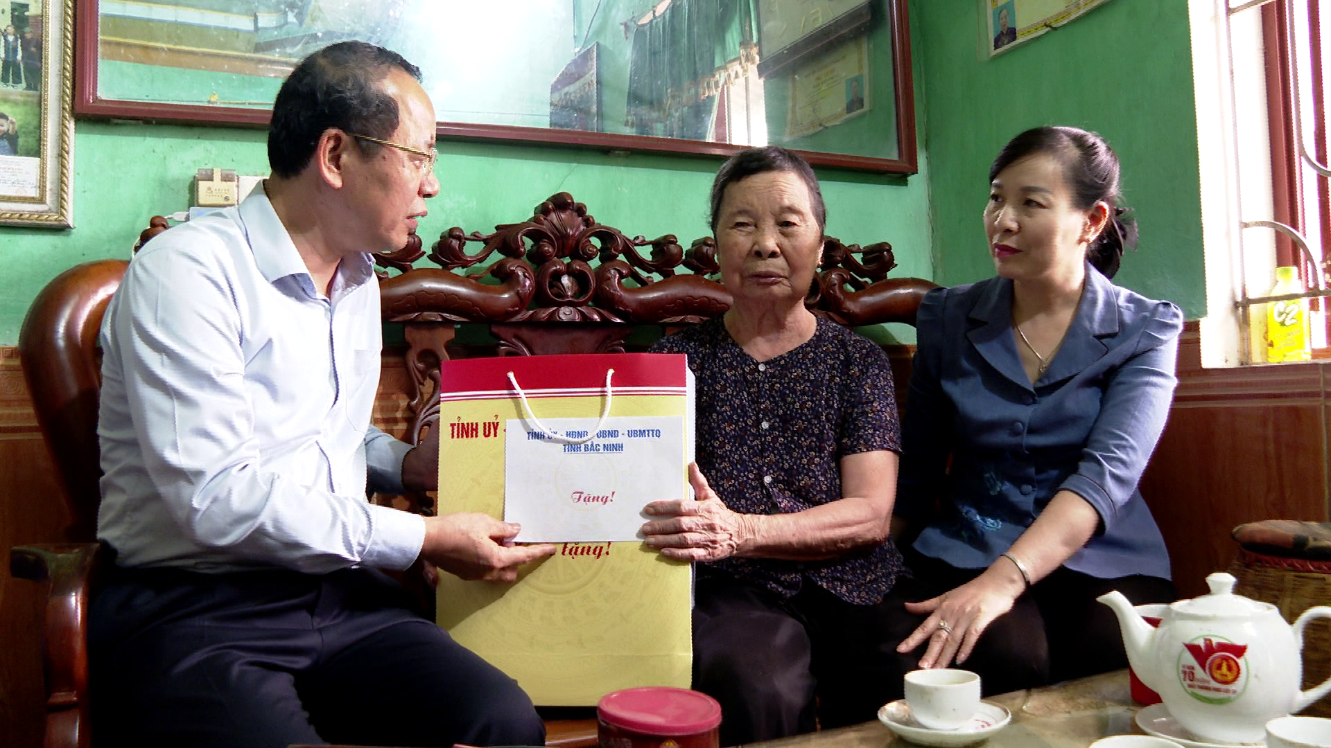 PBT_TT_tang_qua_Gia_Binh(1)