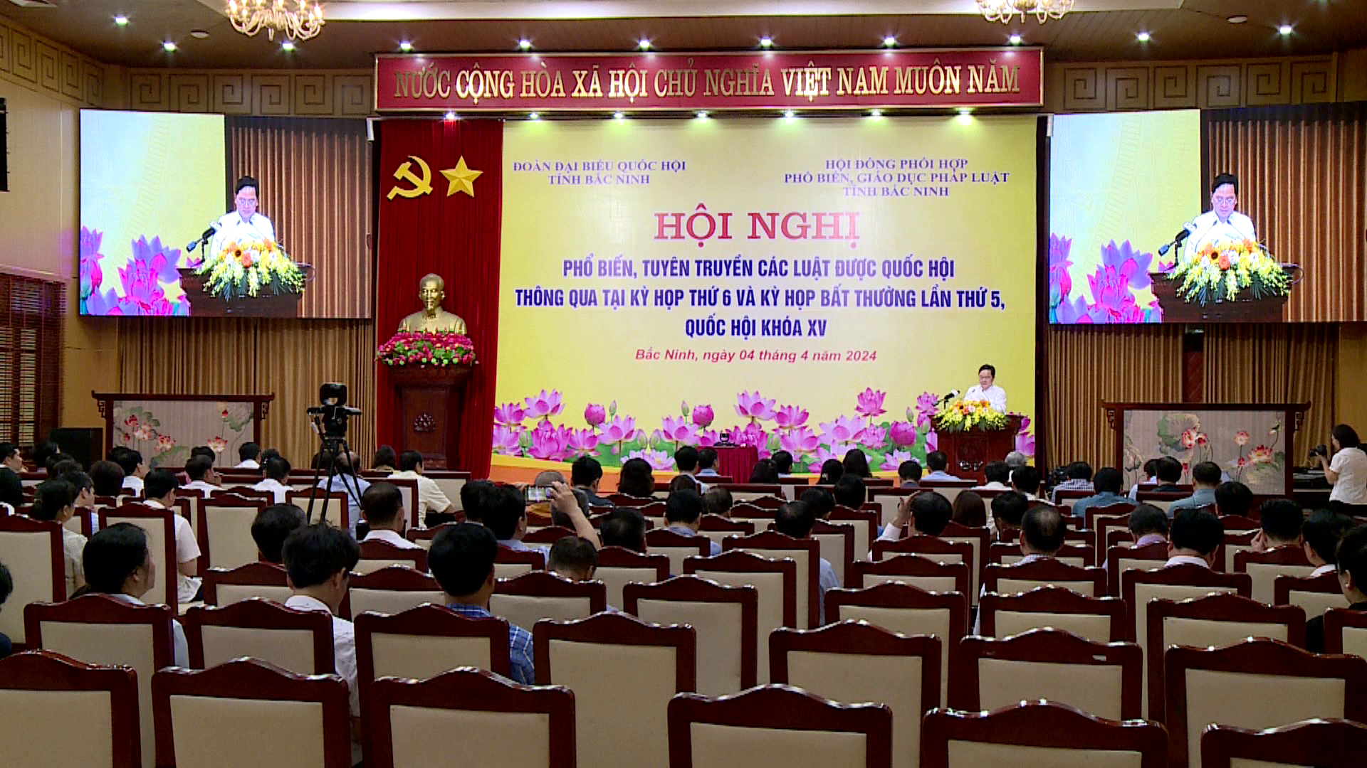 tin_trua_hoi_nghi_pho_bien_tuyen_truyen_cac_luat_dc_qh_thong_qua(1)