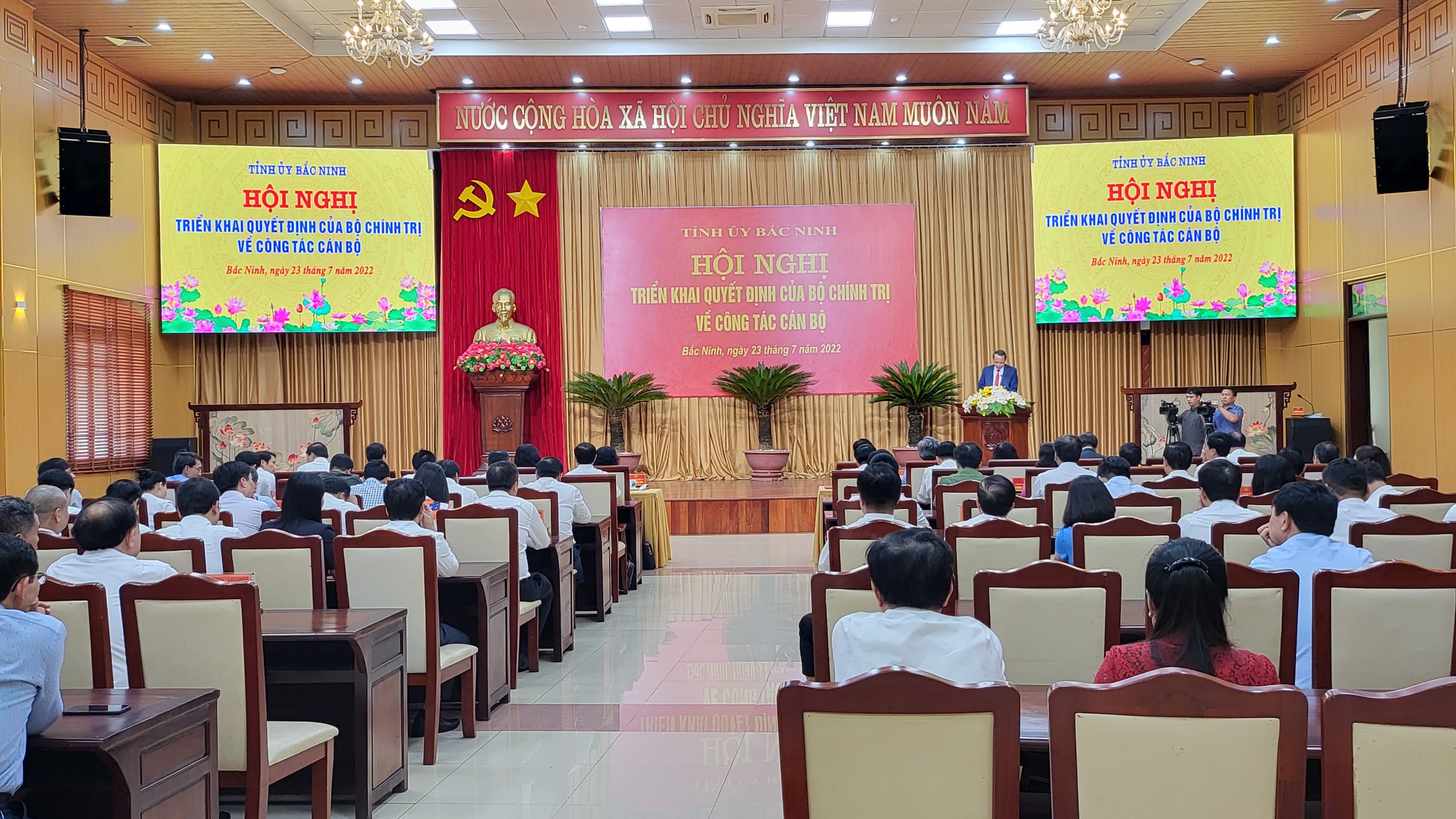 Toan_canh_hoi_nghi