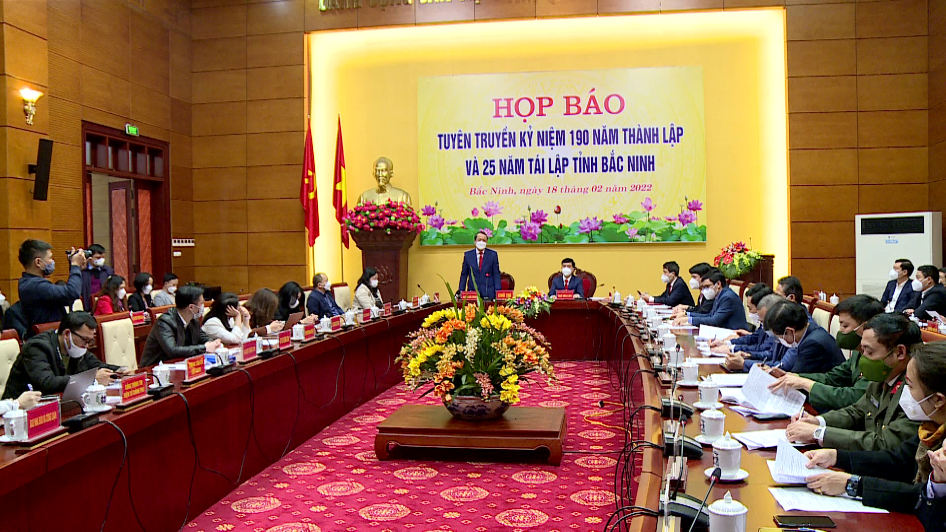Hop_bao_le_ky_niem_190_nam_va_25_nam_tai_lap_tinh(2)