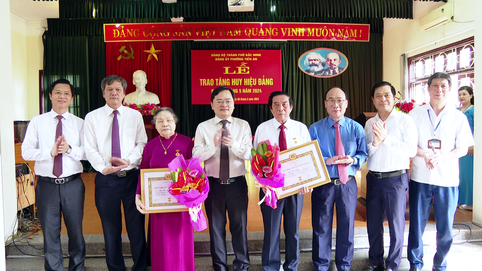 Bi_thu_trao_HHD_tien_an(2)