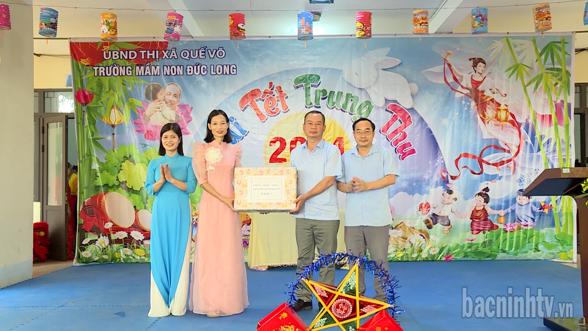 tang_qua_co_giao_bi_anh_huong_do_bao
