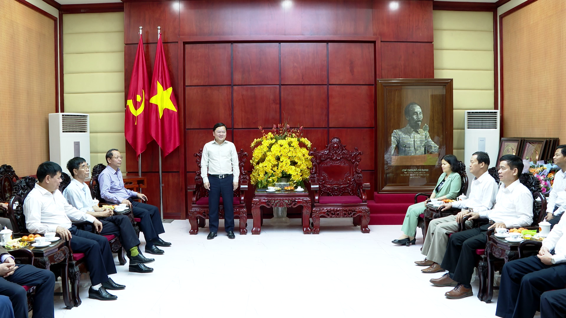 Thuong_truc_tinh_uy_chia_tay_cac_dong_chi_nghi_huu_theo_che_do(5)