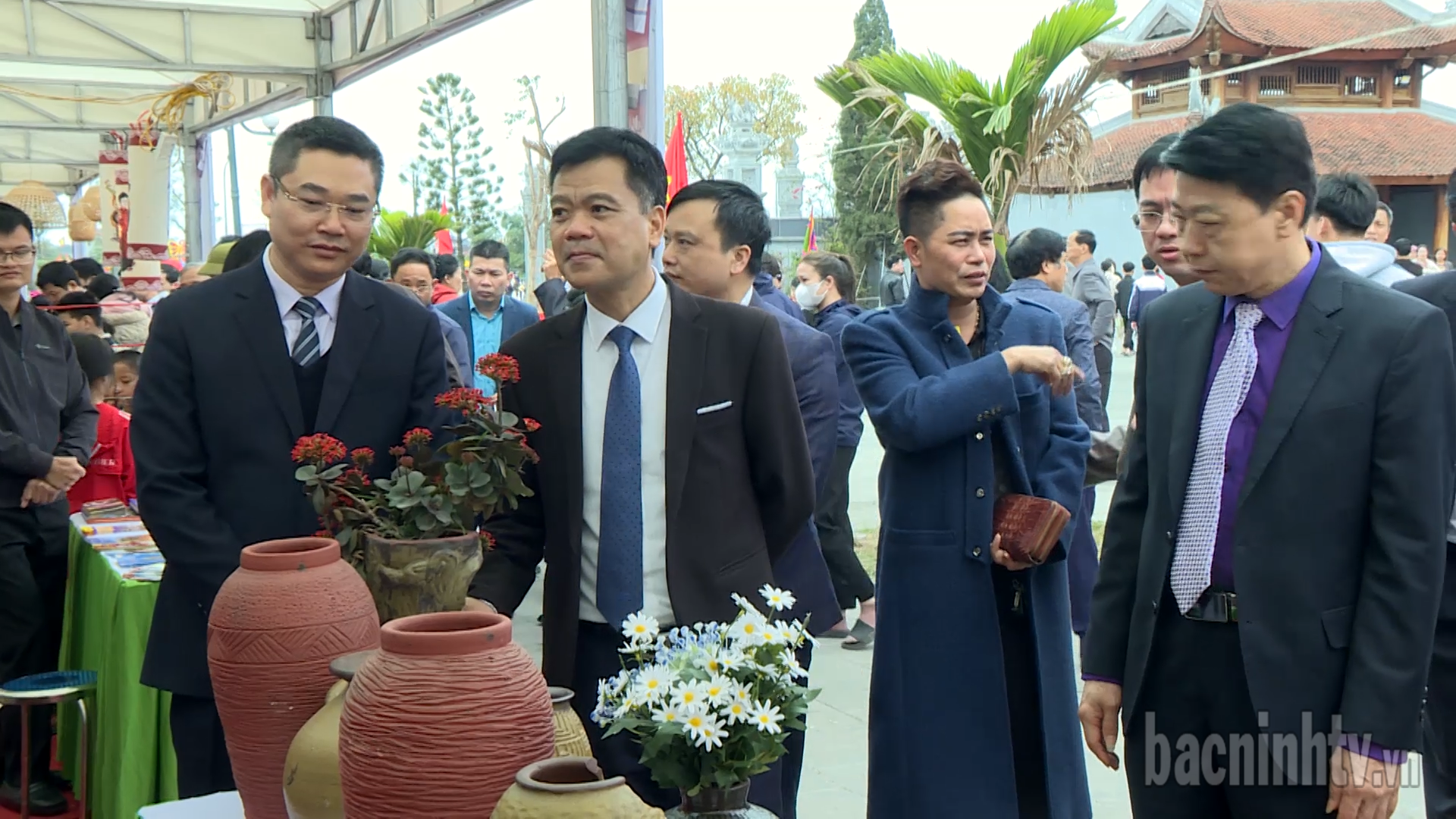 db_tham_quan_cac_gian_hang