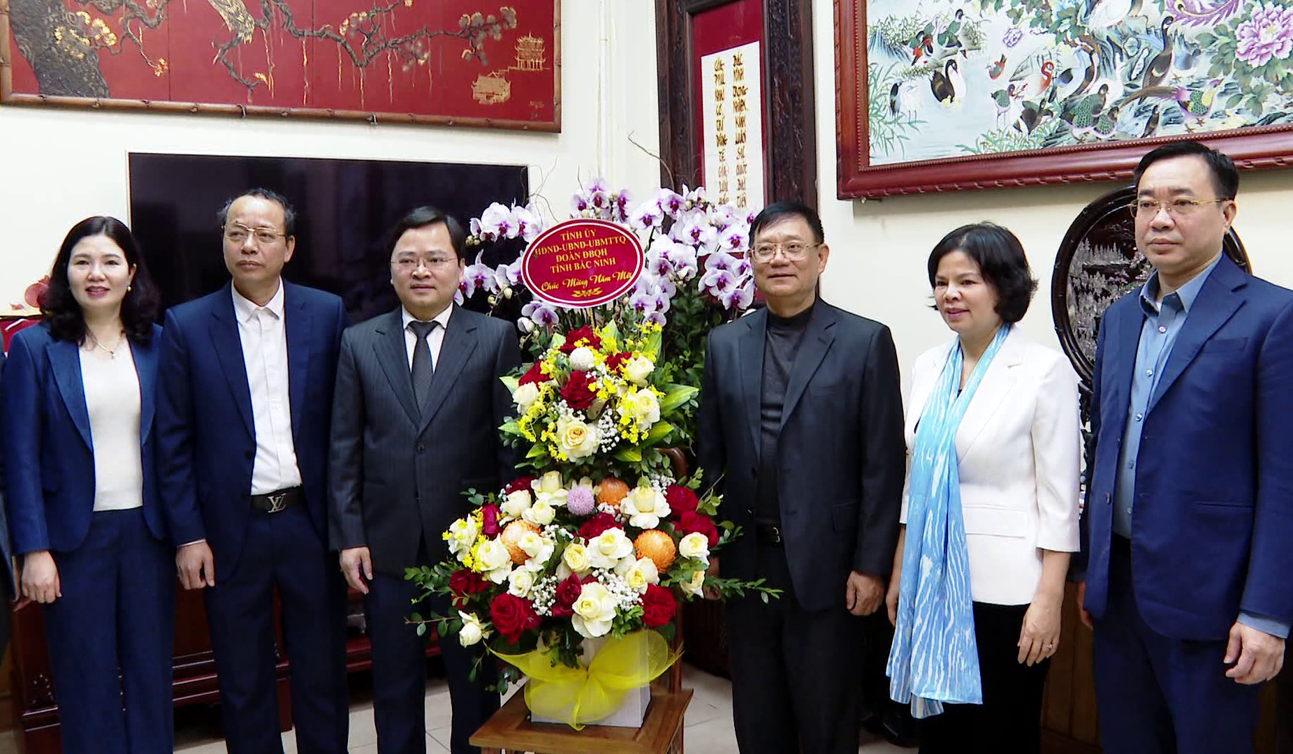 Tang_qua_cac_DC_nguyen_lanh_dao_tinh(3)