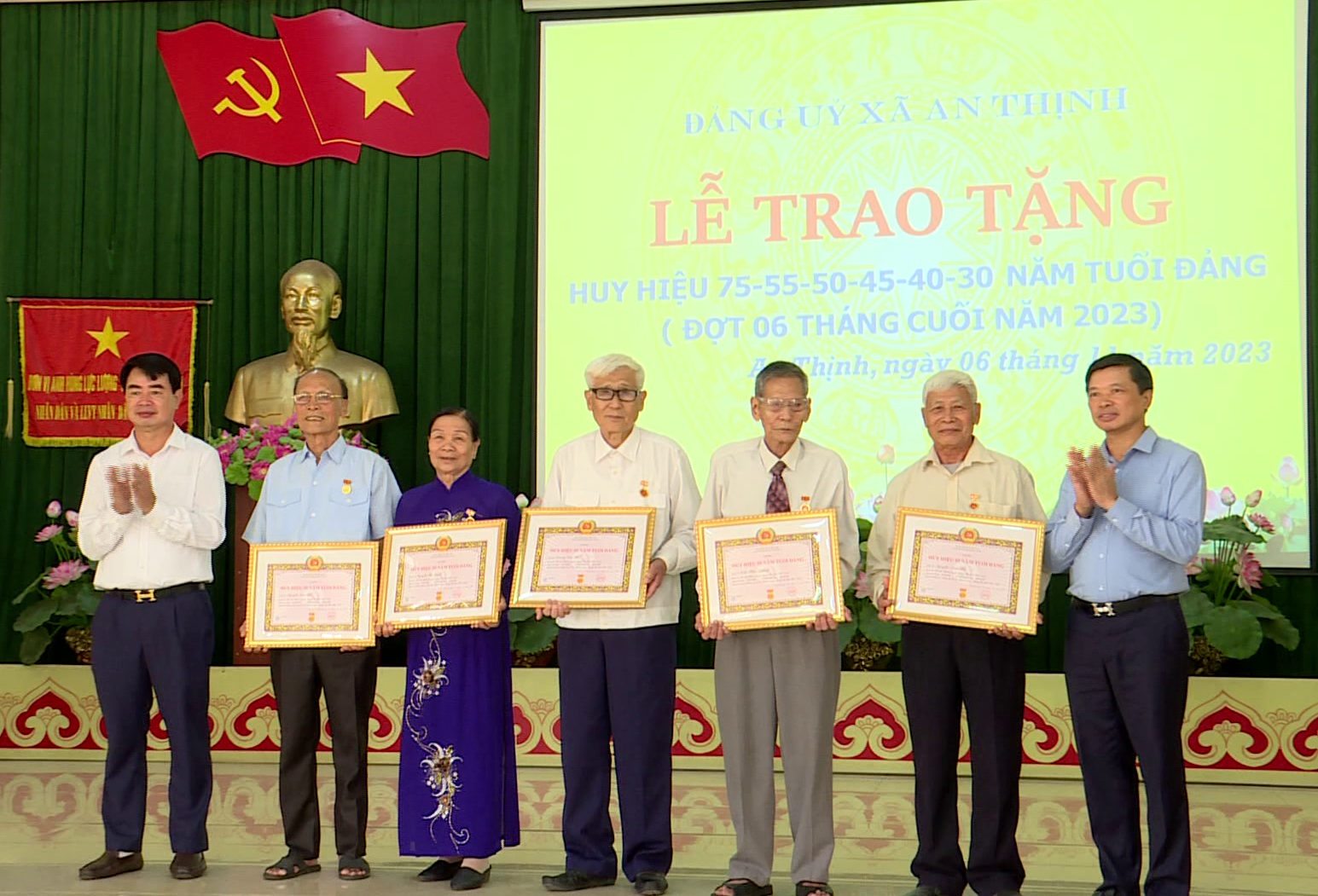 PCT_DAO_QUANG_KHAI_TRAO_HUY_HIEU_DANG_TAI_LUONG_TAI(1)