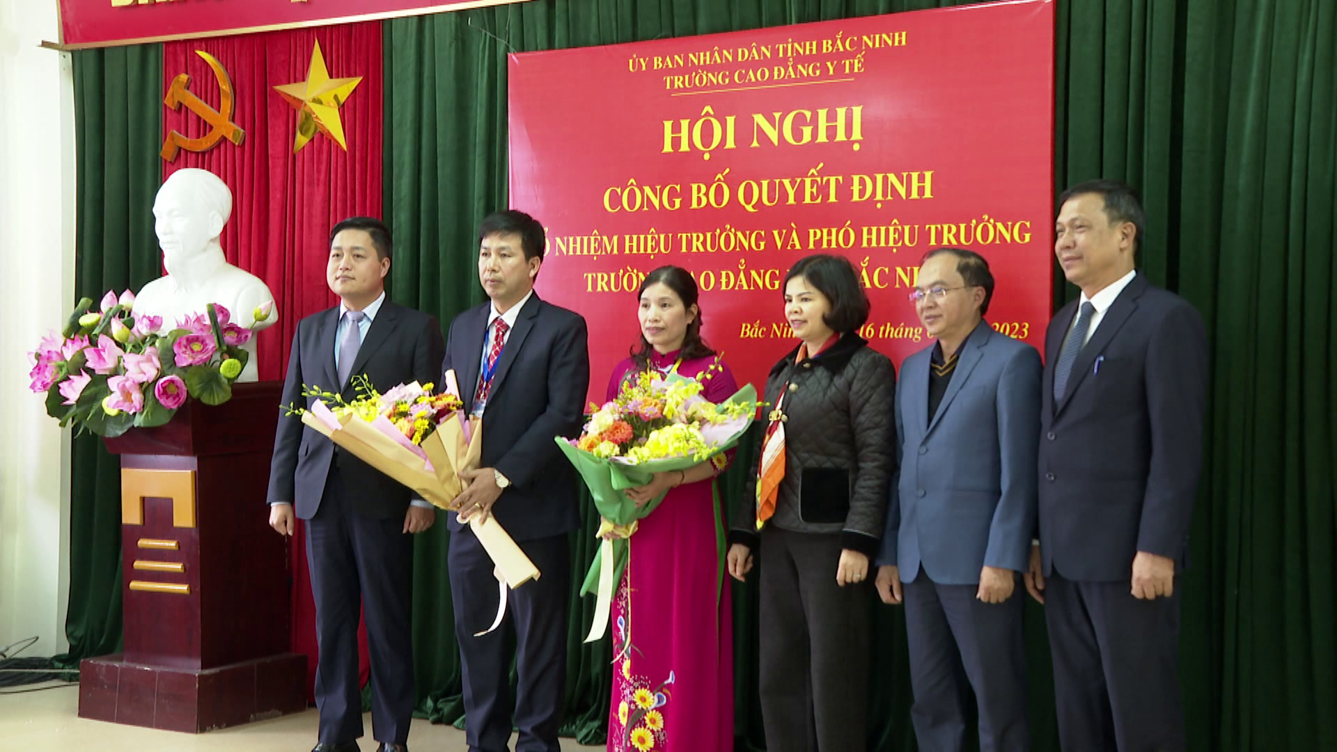 Chu_tich_trao_quyet_dinh_truong_y(1).png