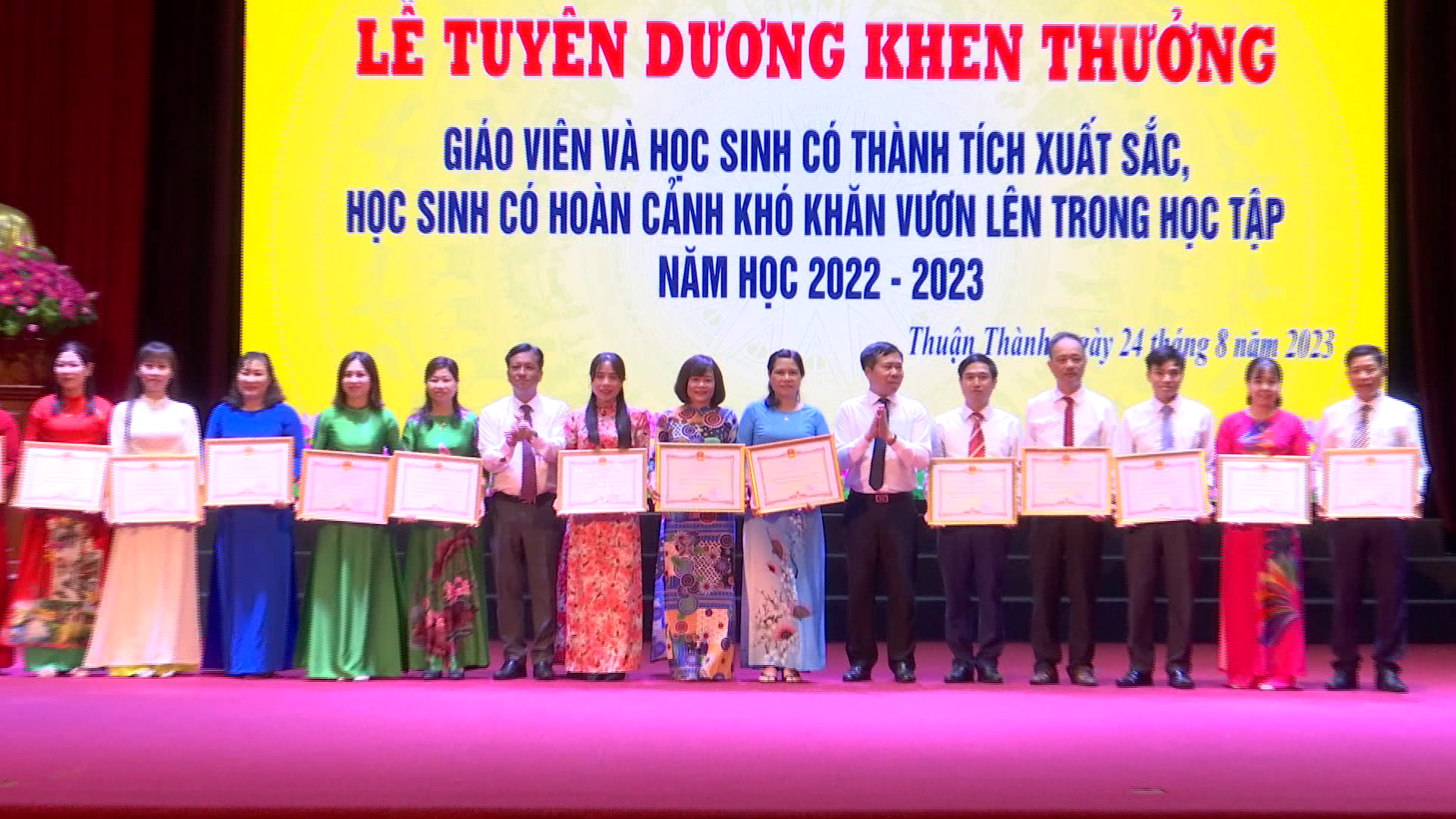 THUAN_THANH_TUYEN_DUONG_KHEN_THUONG_GIAO_VIEN_HOC_SINH(1)