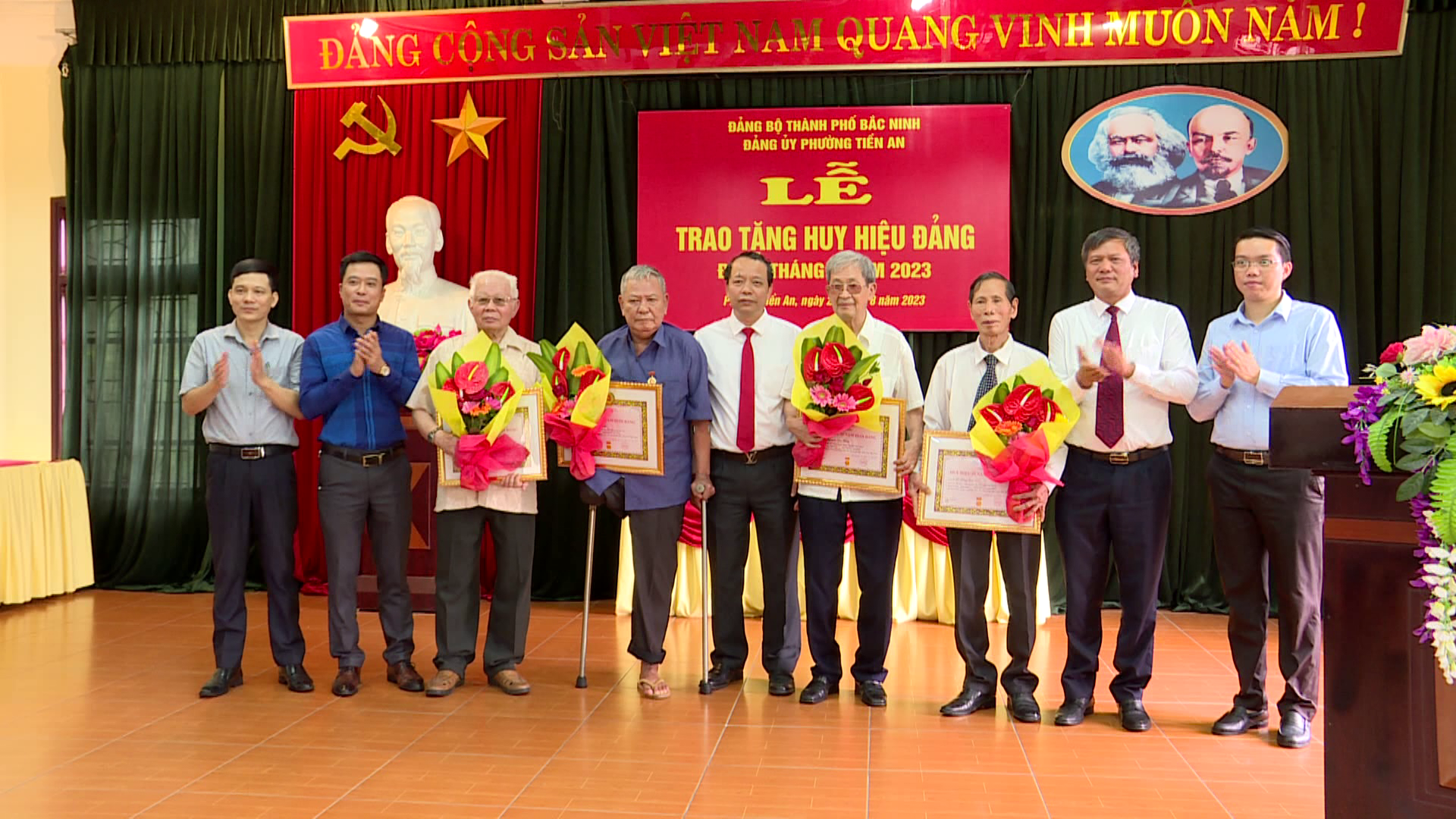 LANH_DAO_TINH_TRAO_HUY_HIEU_DANG_TAI_PHUONG_TIEN_AN(1)