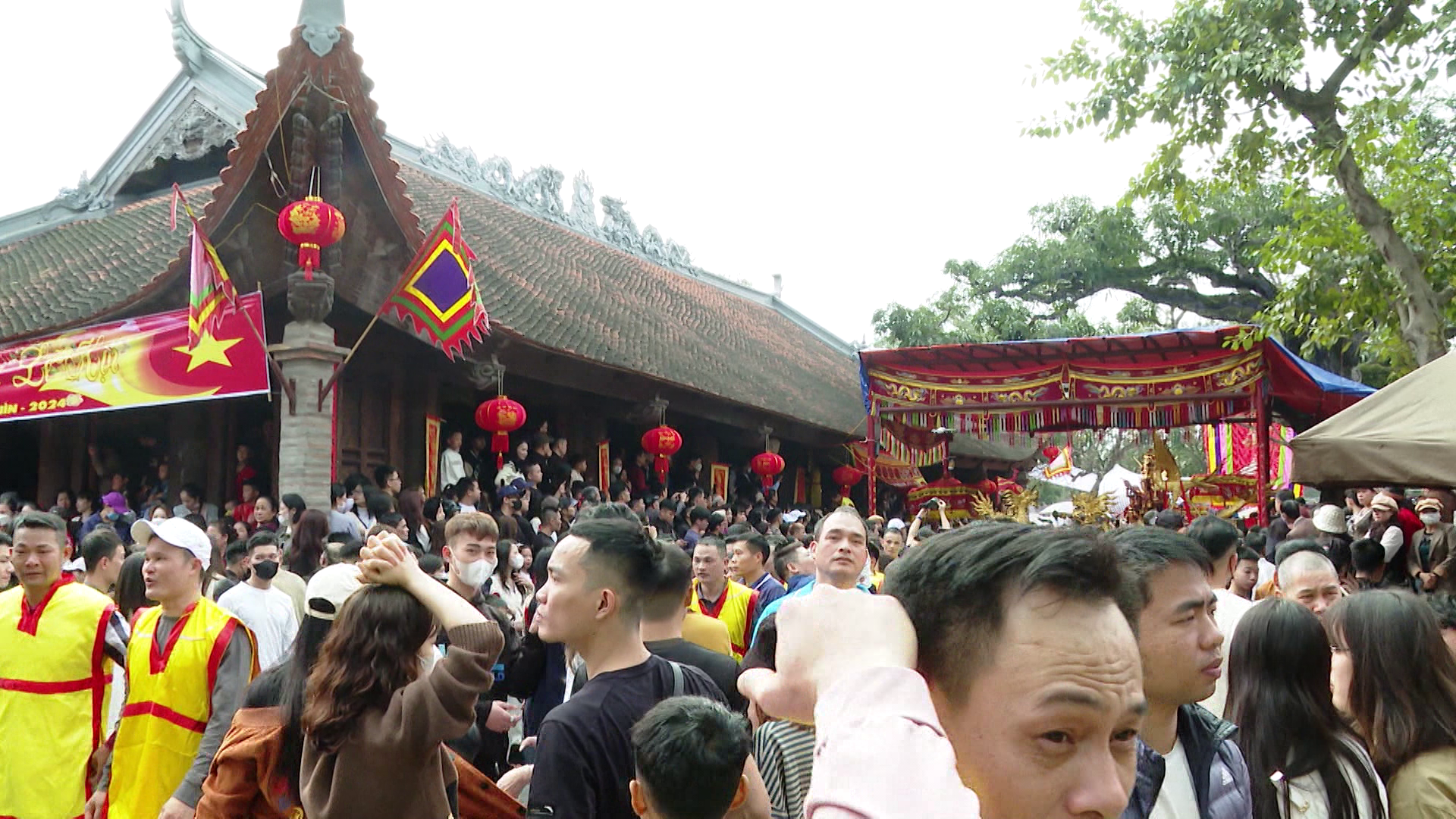 hon_73_nghin_khach_du_lich(1)