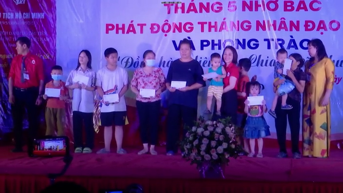 Tang_qua_TE_nguoi_ngheo